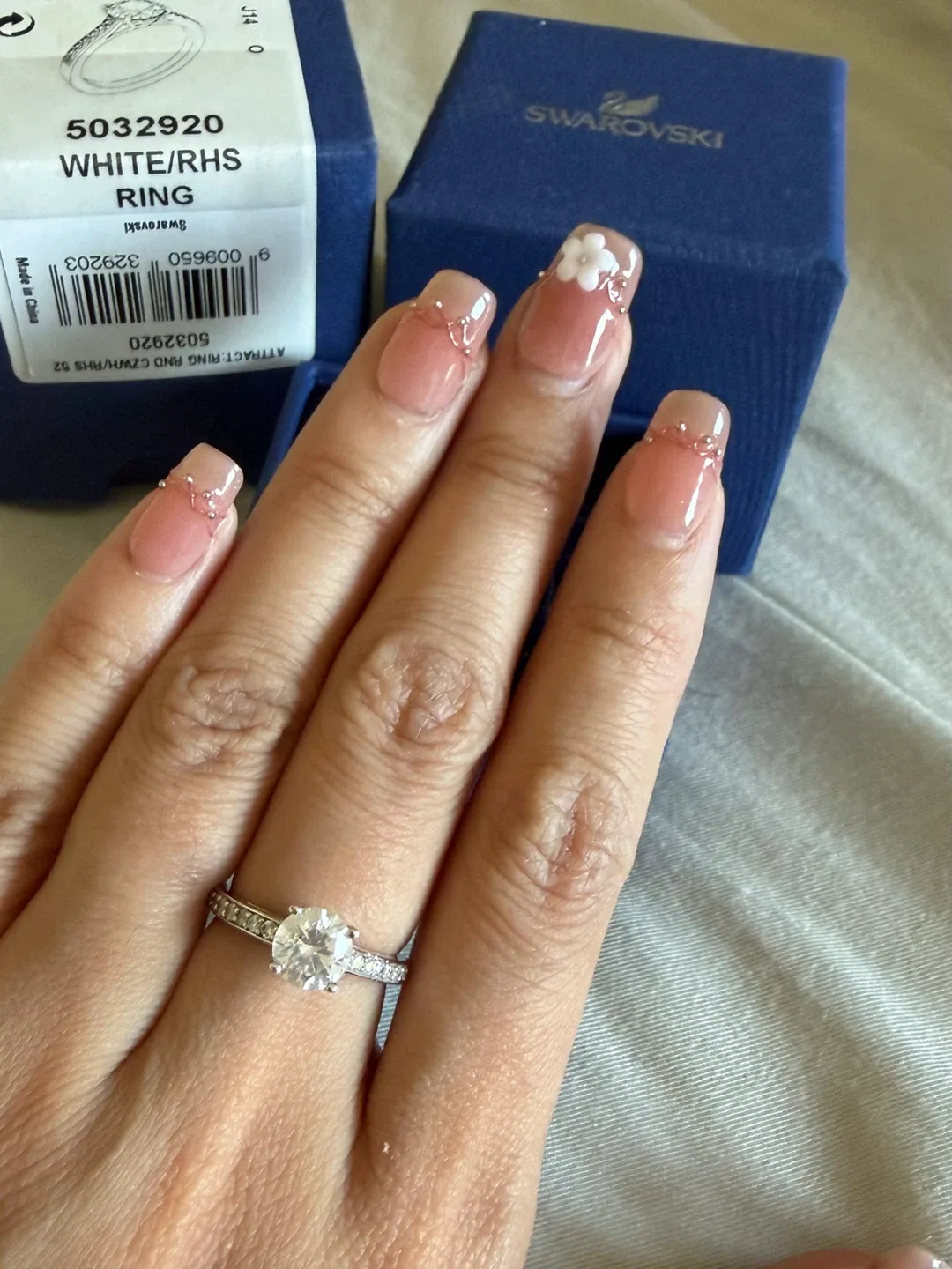 Swarovski ring comes with box - photo 2