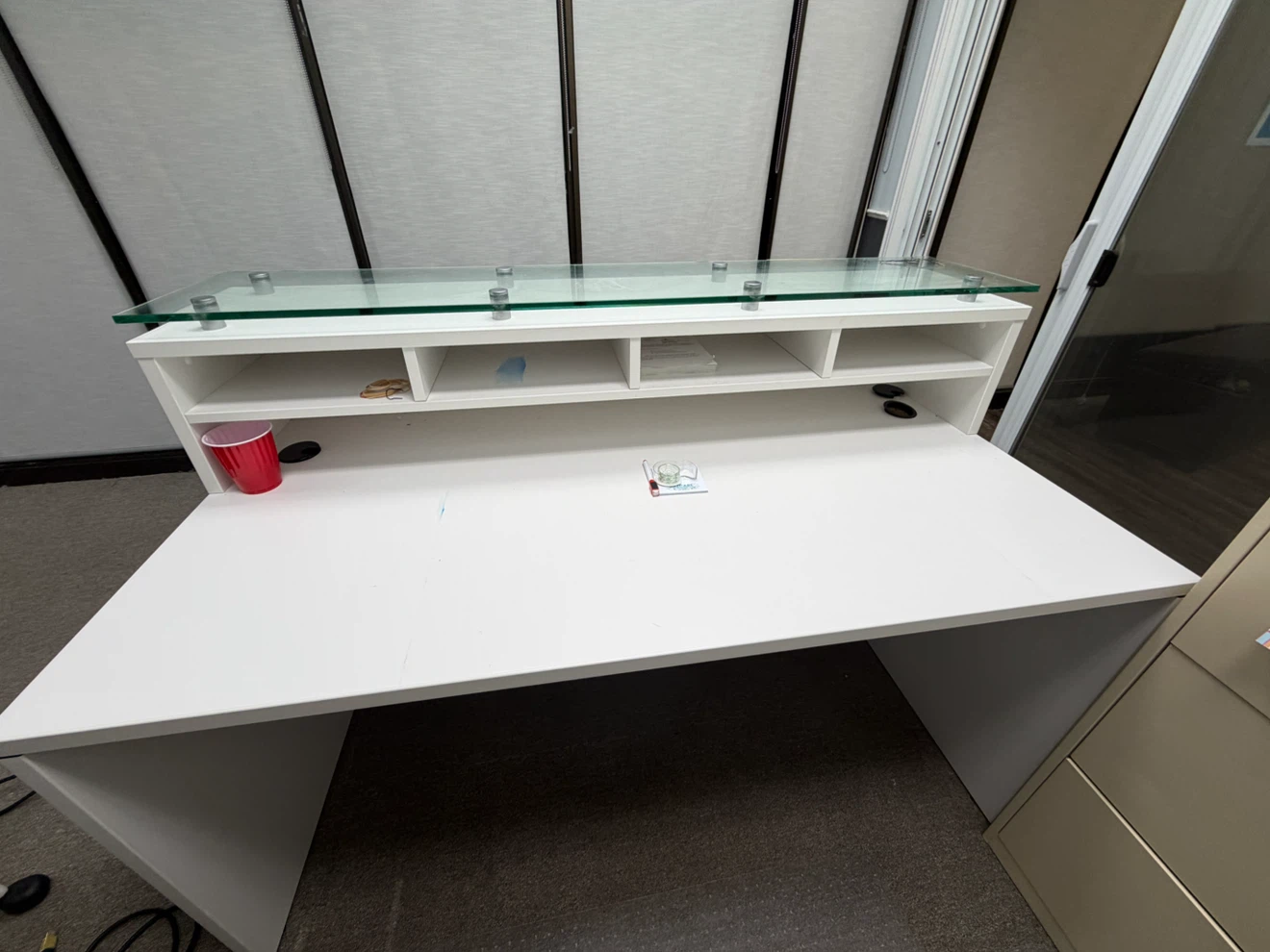 White reception desk with glass top - photo 2
