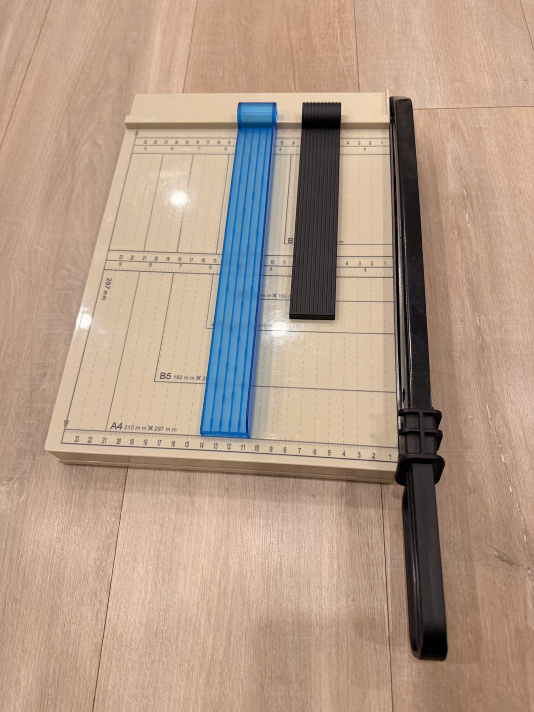 Paper Trimmer Guillotine