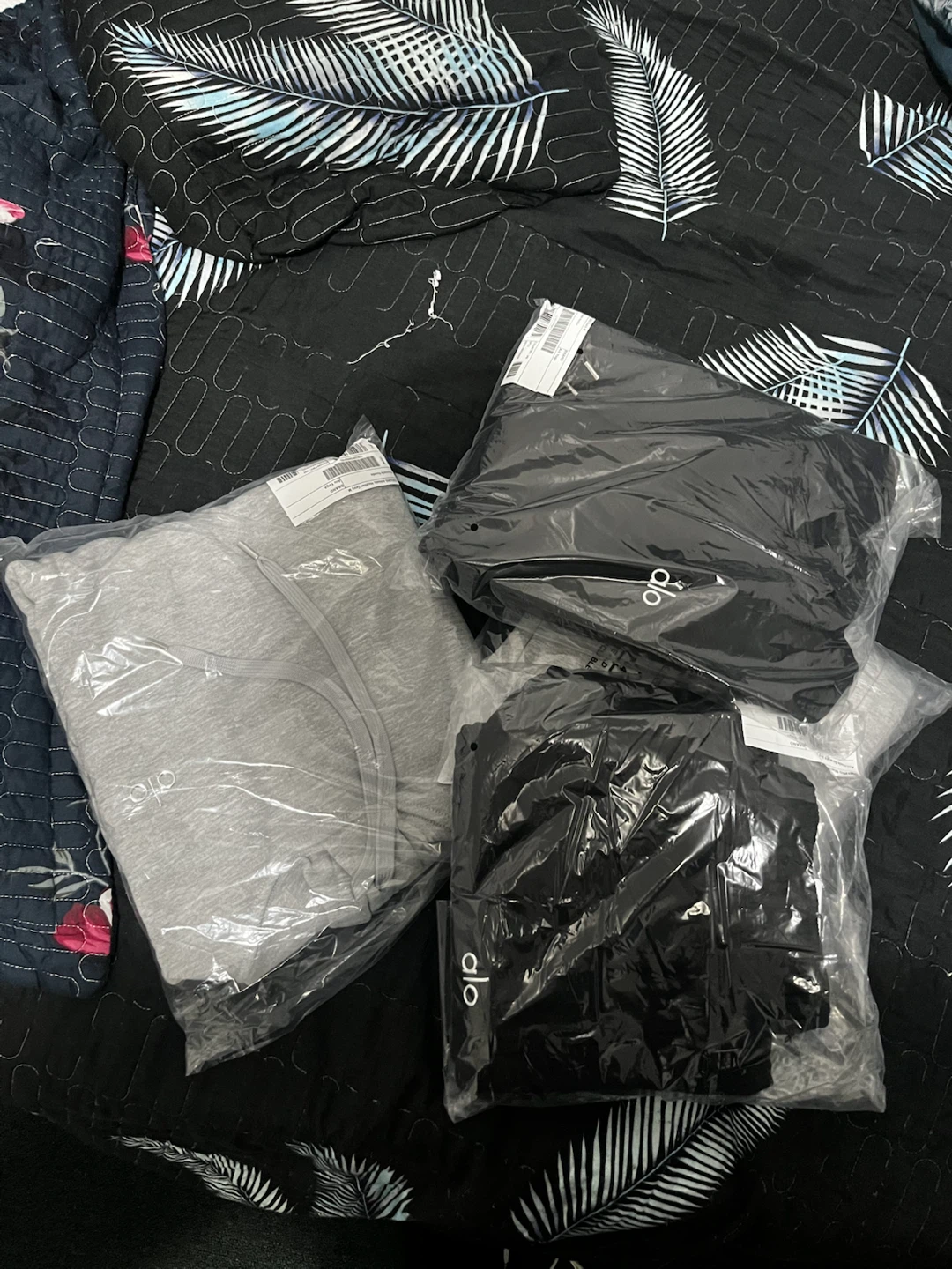 Alo Yoga Activewear Bundle (Gray & Black)