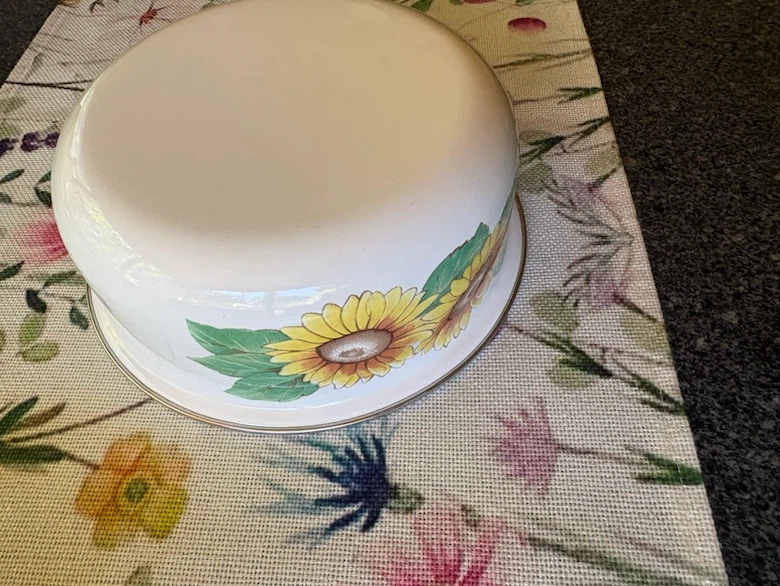 3 Vintage Enamelware Bowls with Sunflowers - photo 2
