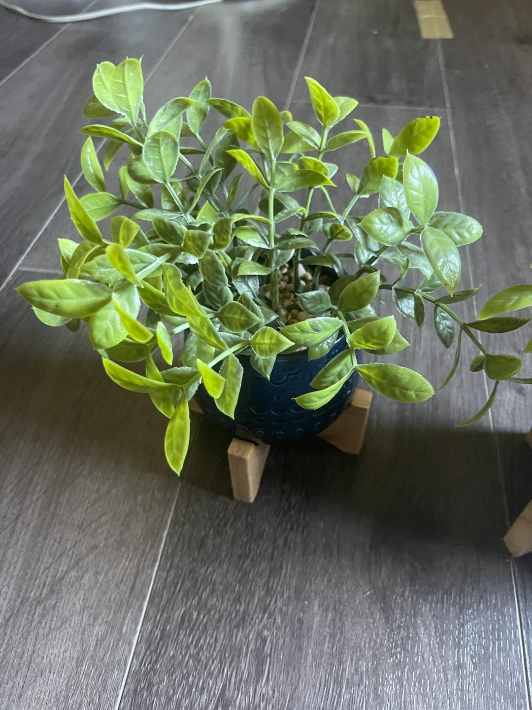 2 artificial potted plants