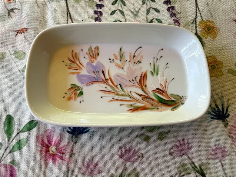The Sisters Touch of Christmas Dish
