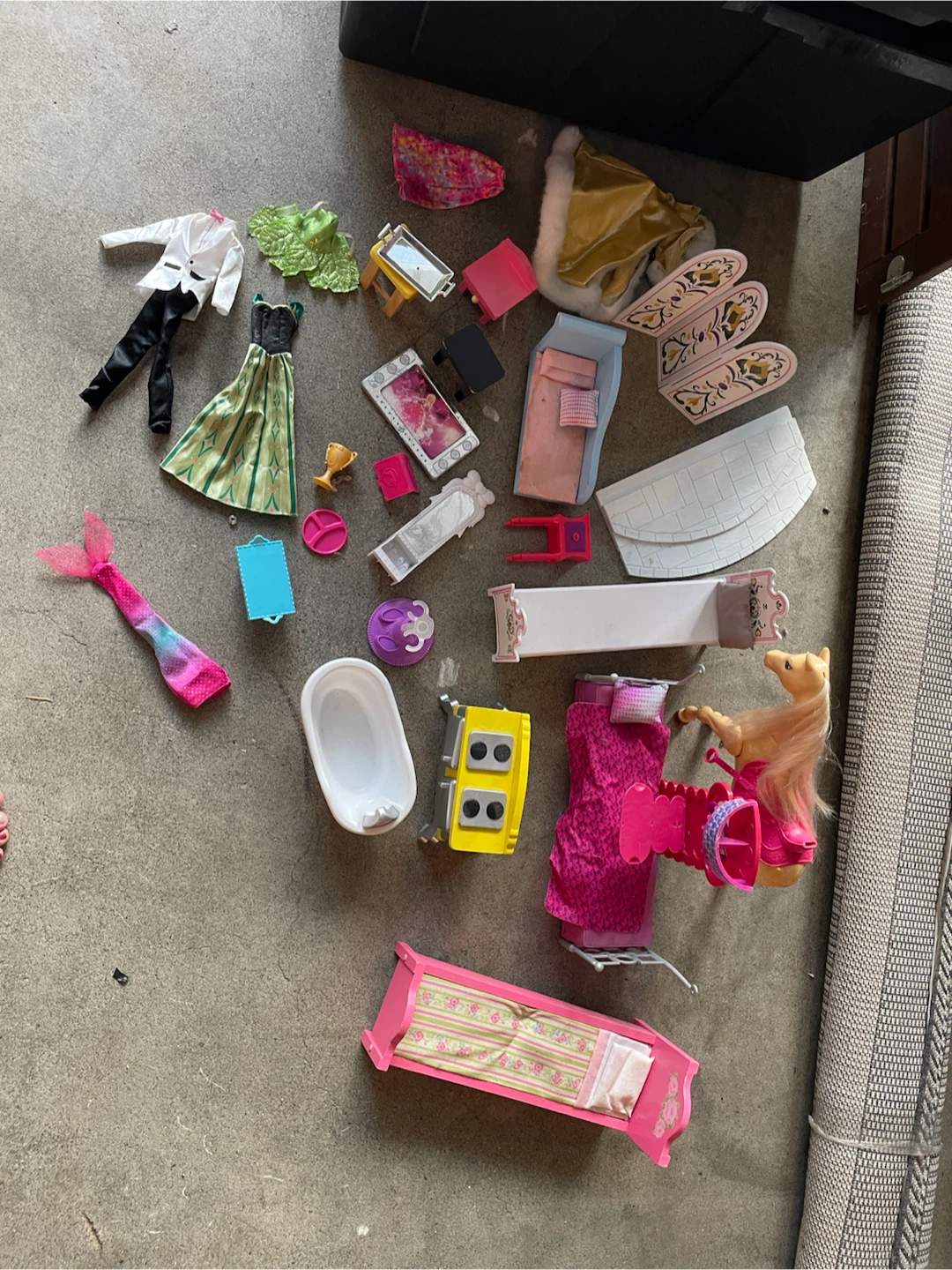 Costco Dollhouse with Accessories and Furniture - photo 3