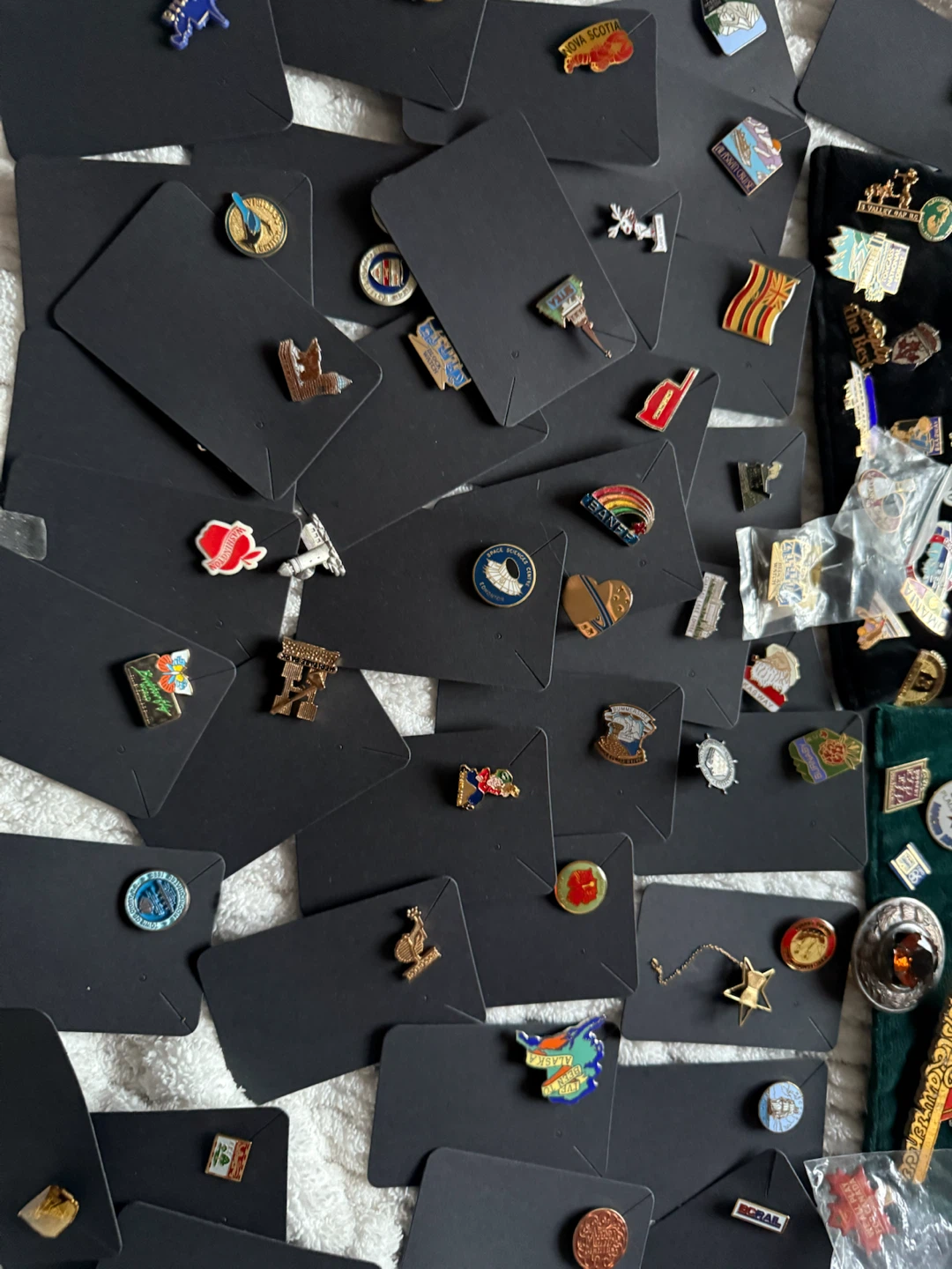 Assorted Collection of Pins and Brooches - photo 4