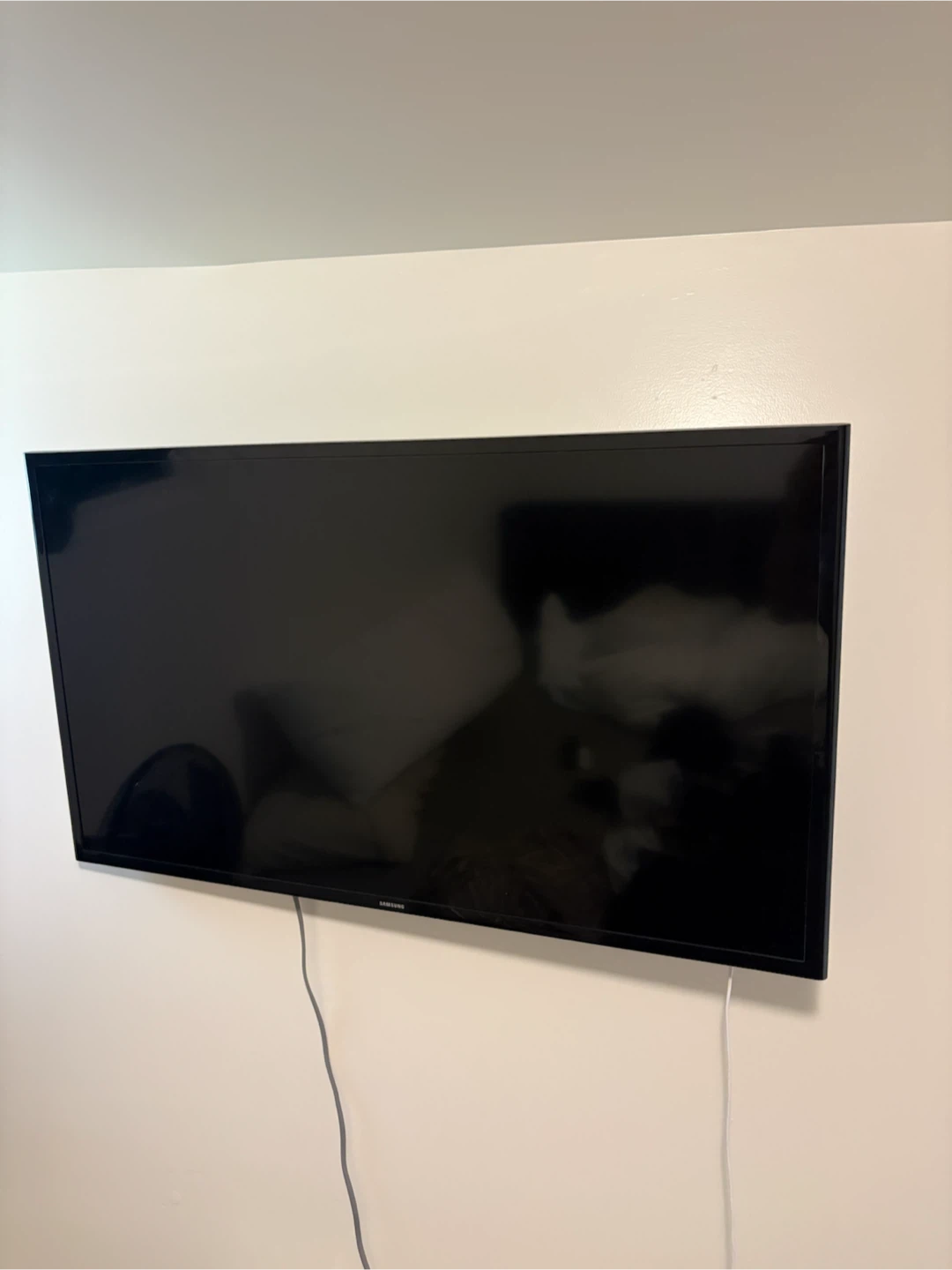 Samsung 50" TV with Wall Mount & Google Chromecast
