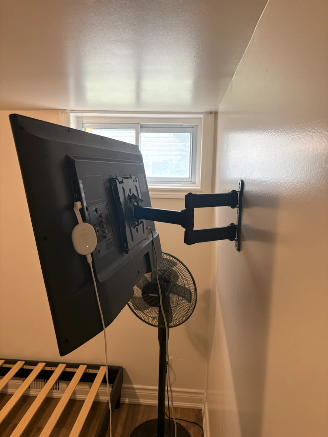 Samsung 50" TV with Wall Mount & Google Chromecast - photo 2
