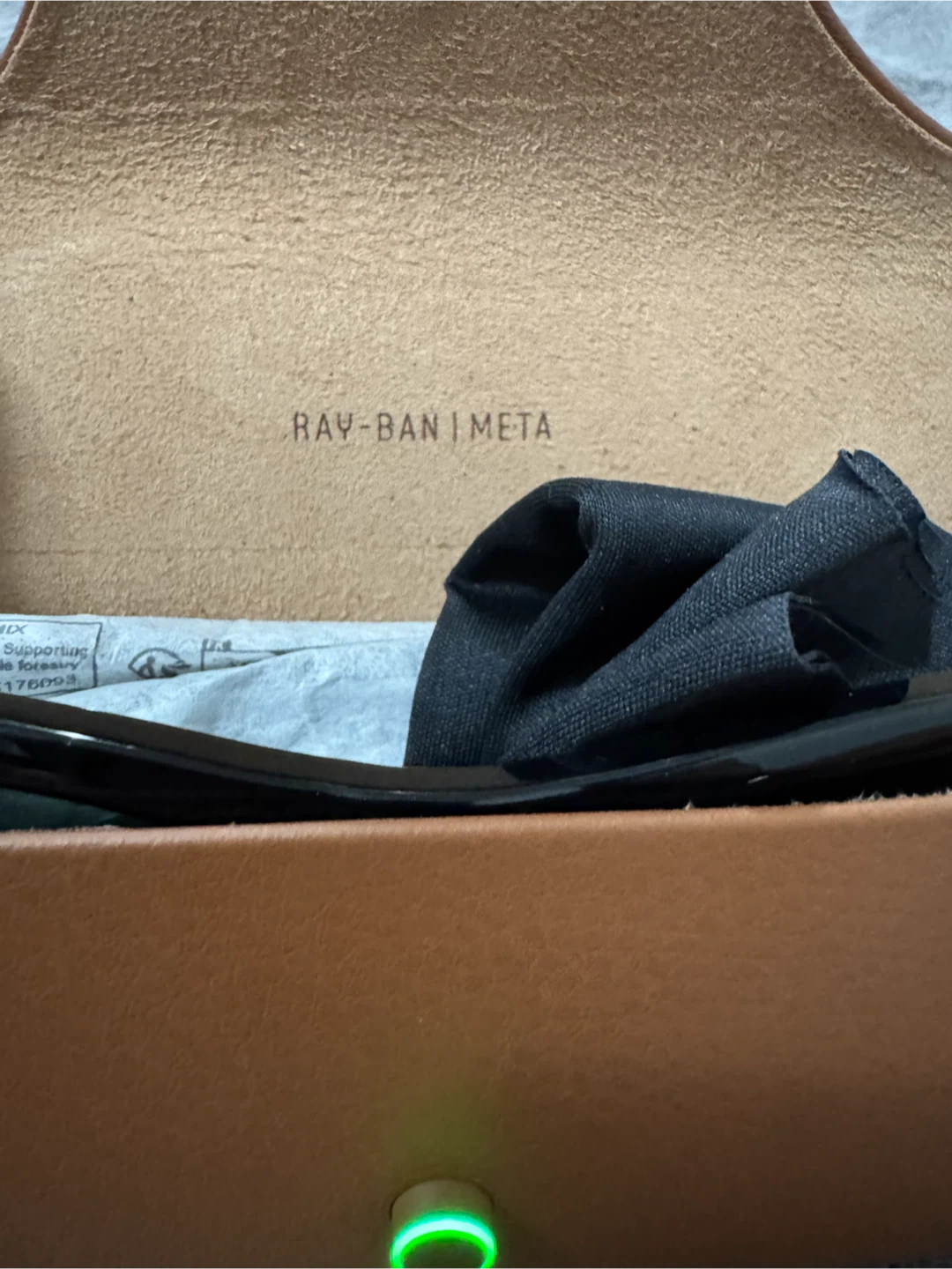 Ray-Ban Wayfarer Sunglasses with Case - photo 2
