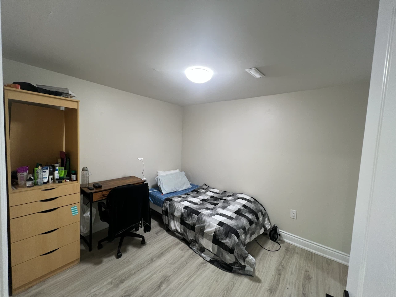 2-Bedroom Basement for Rent (Near UTM) - photo 3
