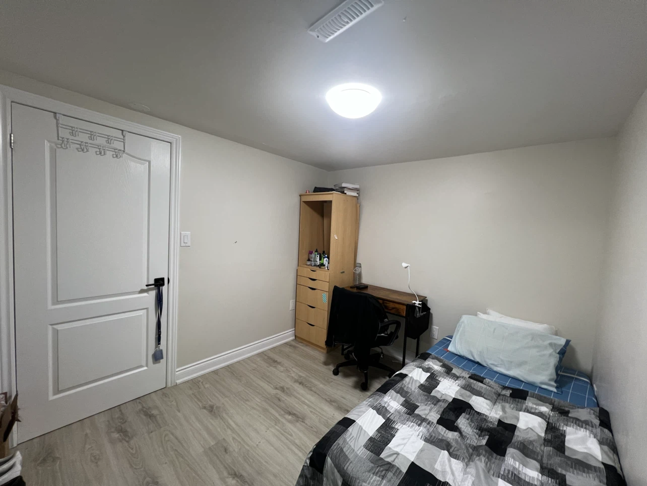 2-Bedroom Basement for Rent (Near UTM) - photo 4