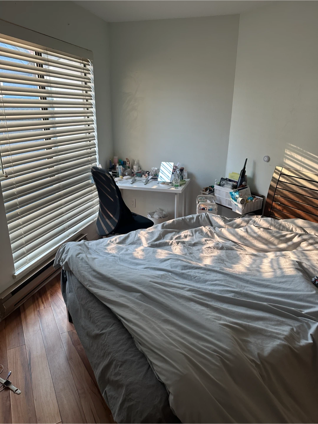 Fully Furnished 3 Bed 1 Bath Condo near Robson St - photo 3
