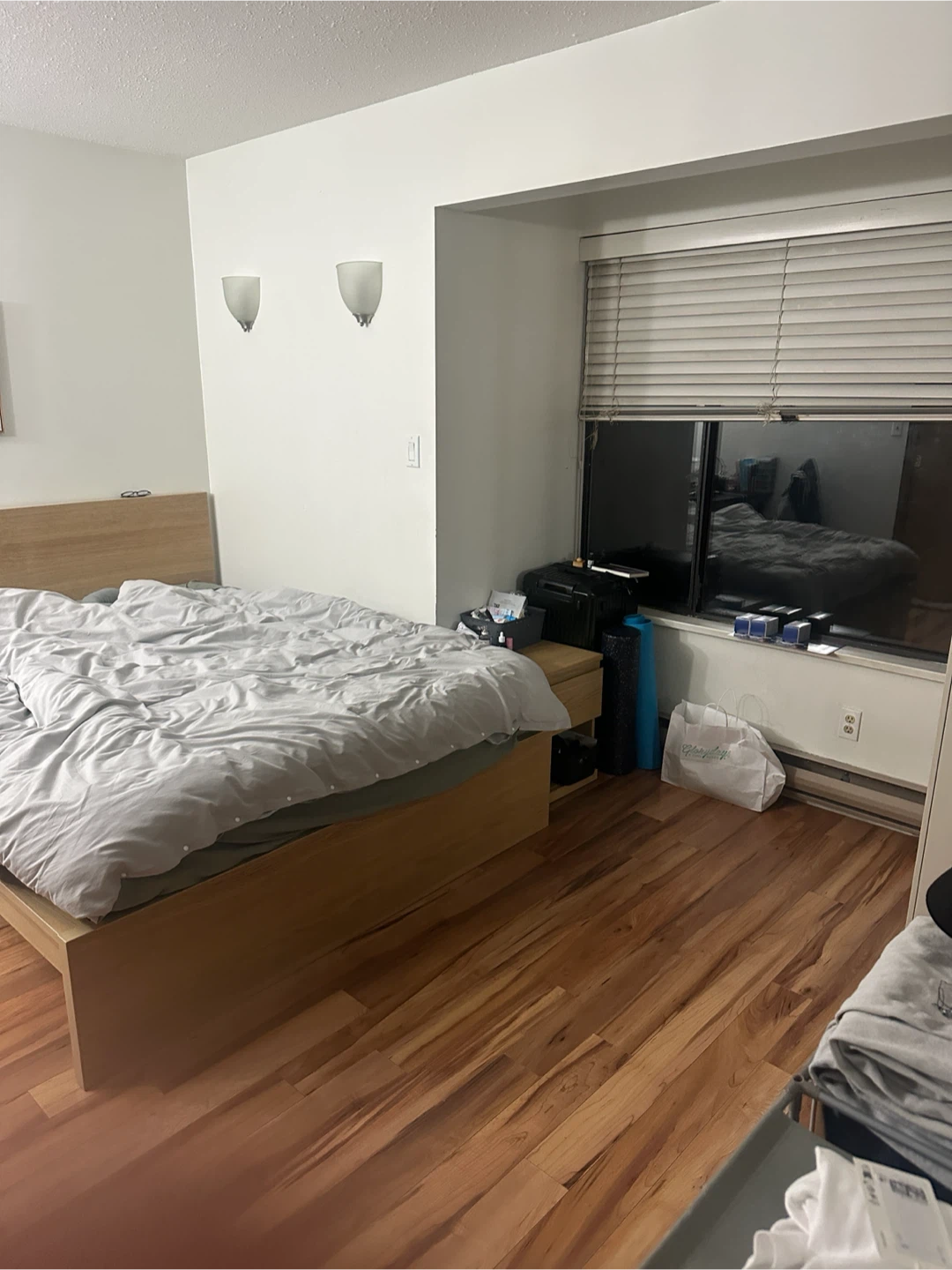Fully Furnished 3 Bed 1 Bath Condo near Robson St - photo 4