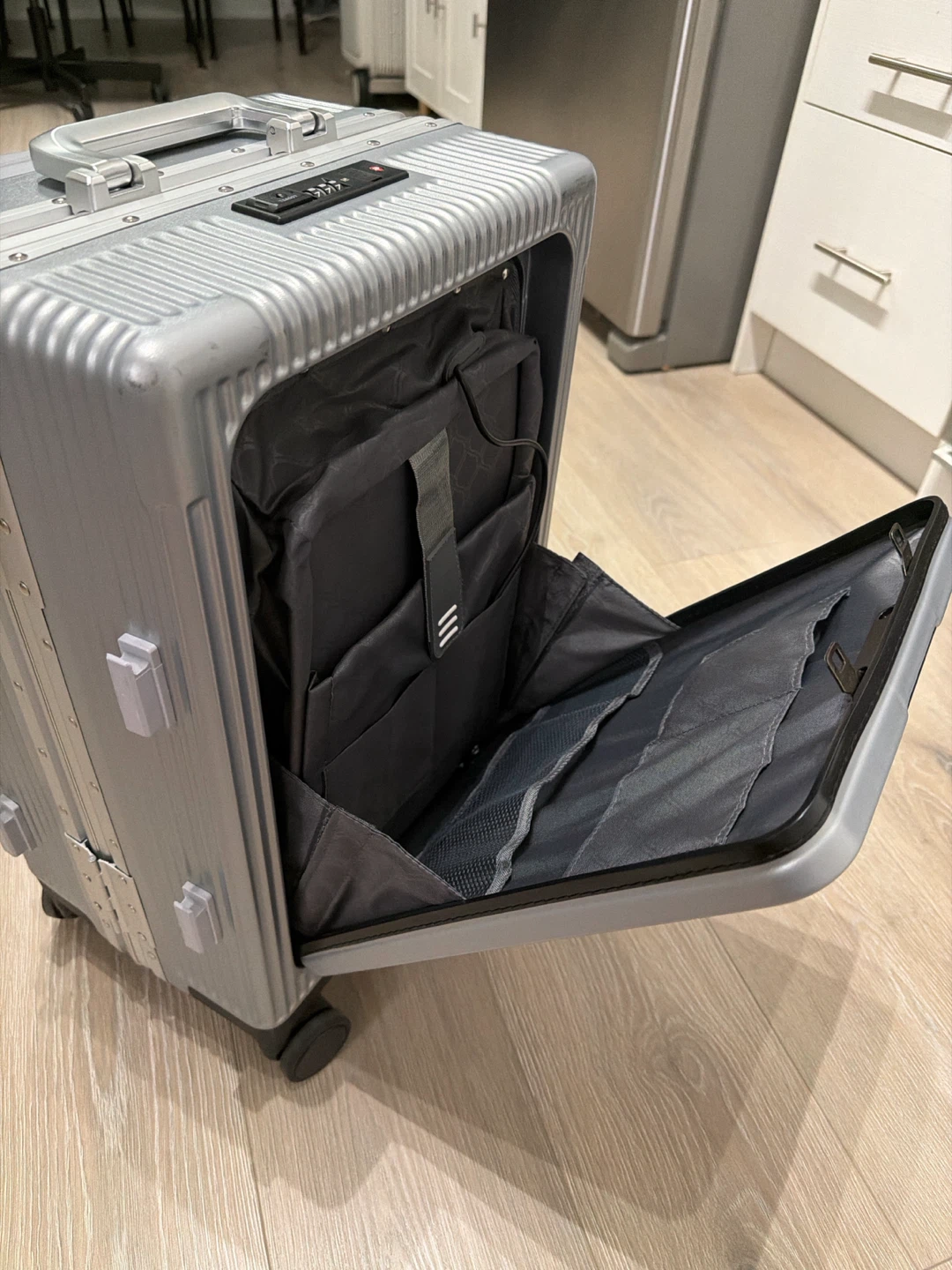 Online Viral Silver Carry-On Luggage - photo 2