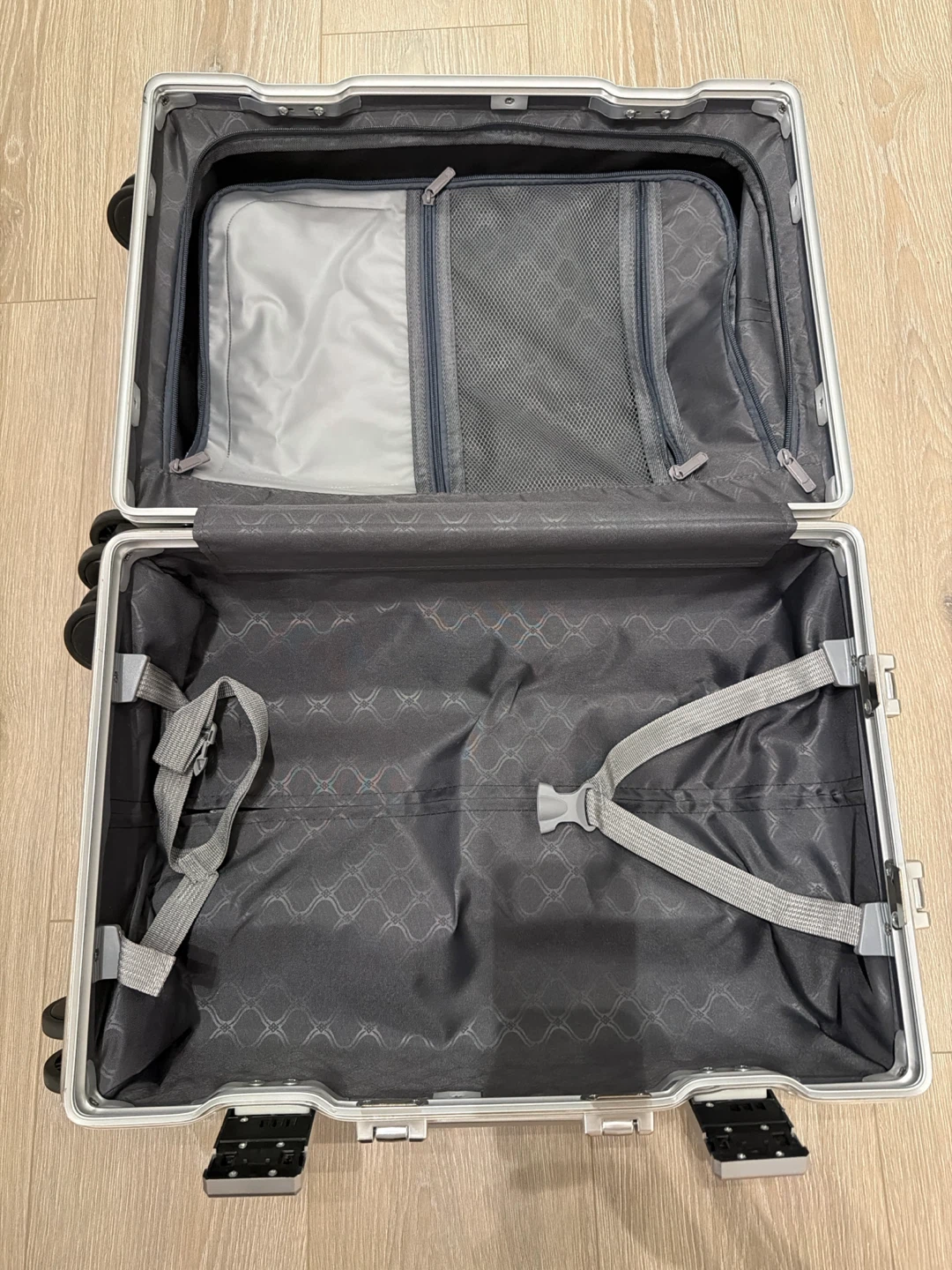 Online Viral Silver Carry-On Luggage - photo 4