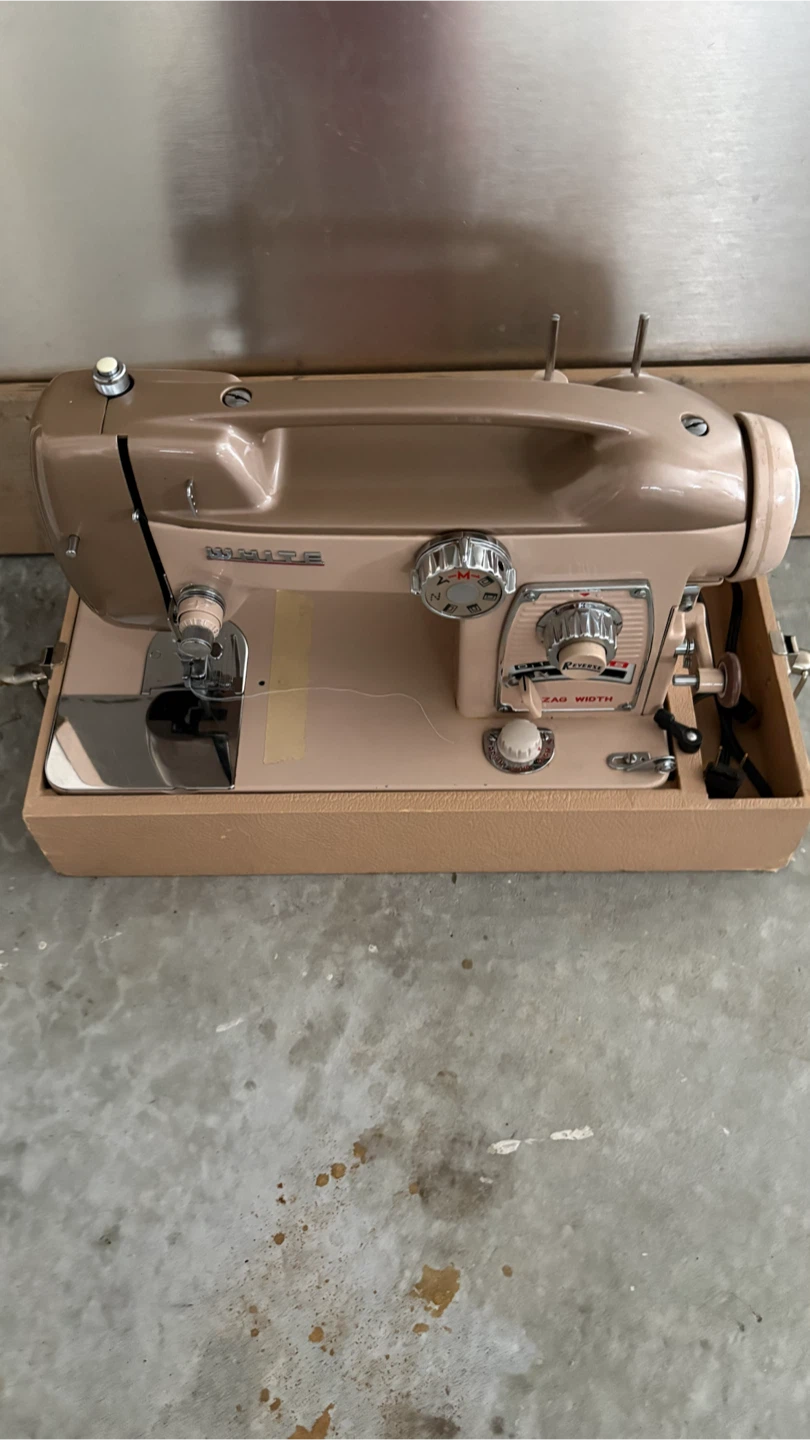 White Sewing Machine in Case - photo 2