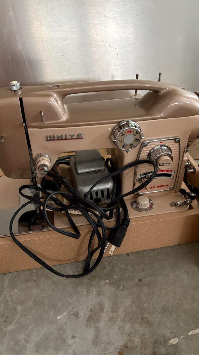 White Sewing Machine in Case - photo 3