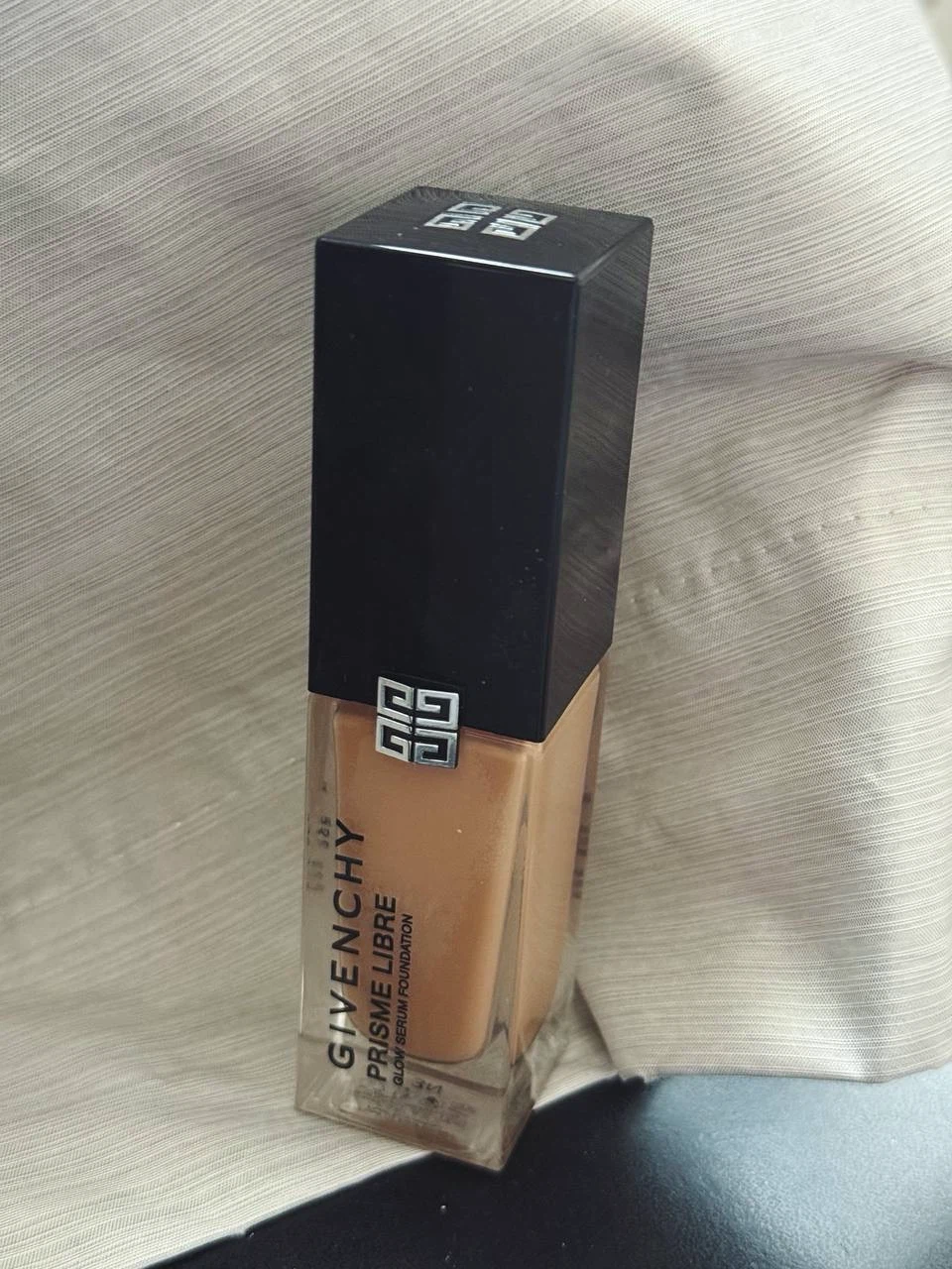 Givenchy Prisme Libre Glow Serum Blurring Foundation – Shade 3N - photo 2