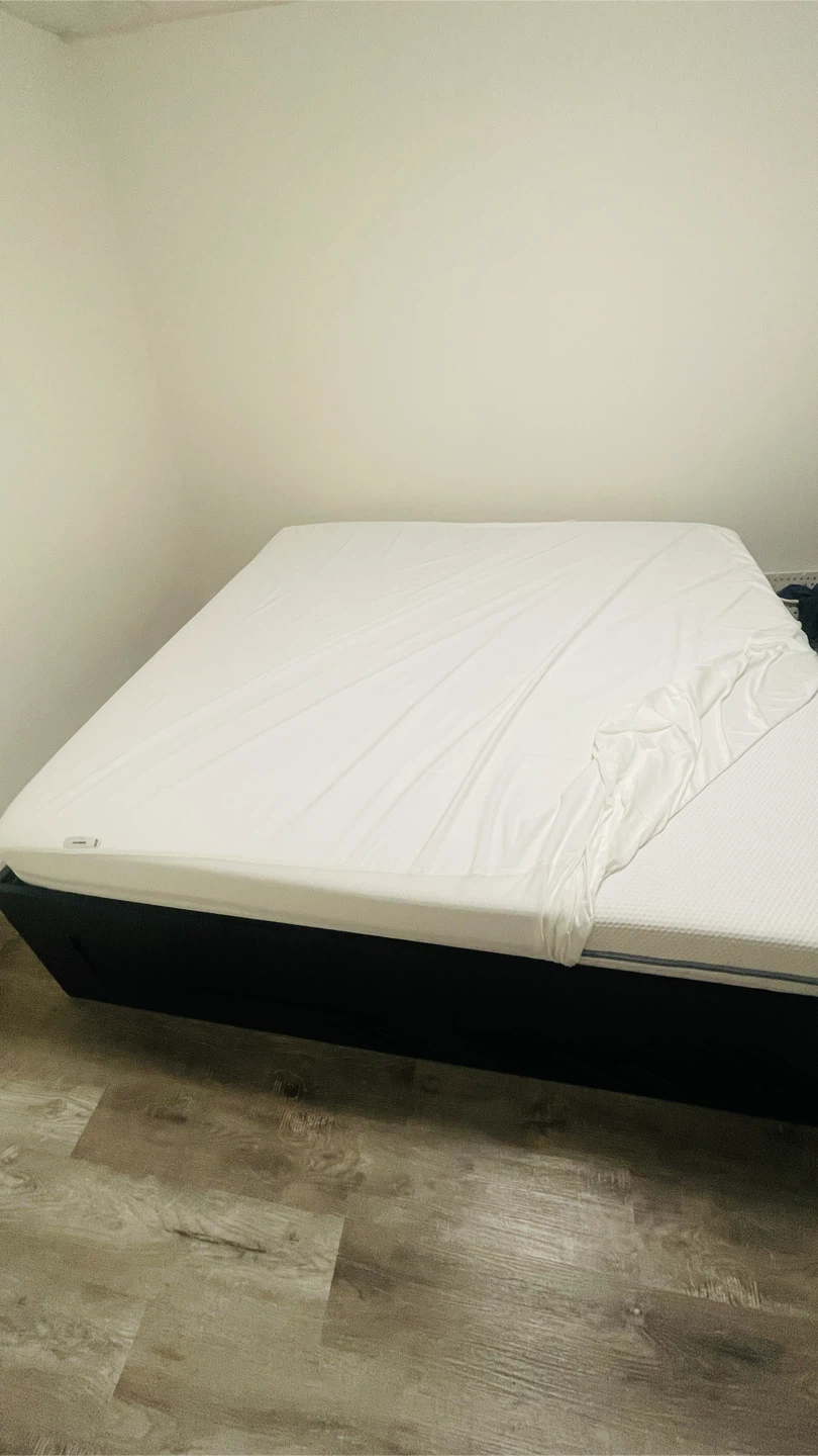 All must go -King size bed- frame,mattress Ikea freebies - photo 3