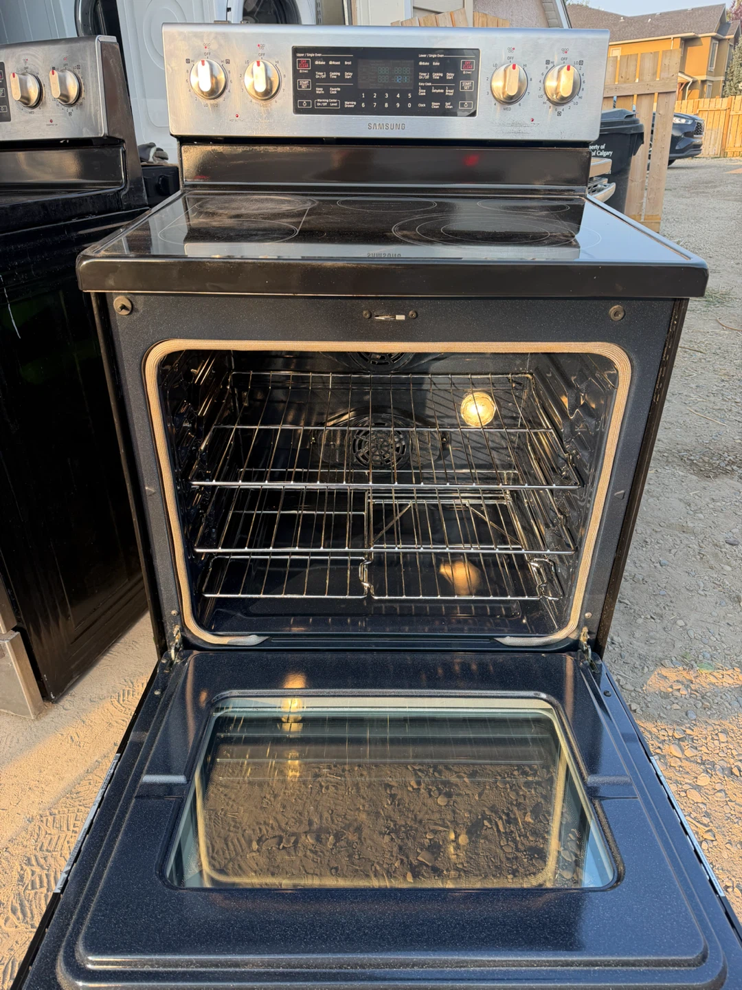 Samsung Electric Range with Oven - photo 3