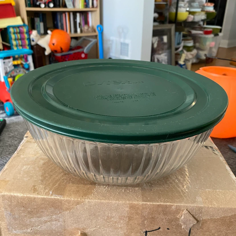 Pyrex Mixing Bowl 4.5L. Pyrex Ribbed Glass Bowl with Green Lid