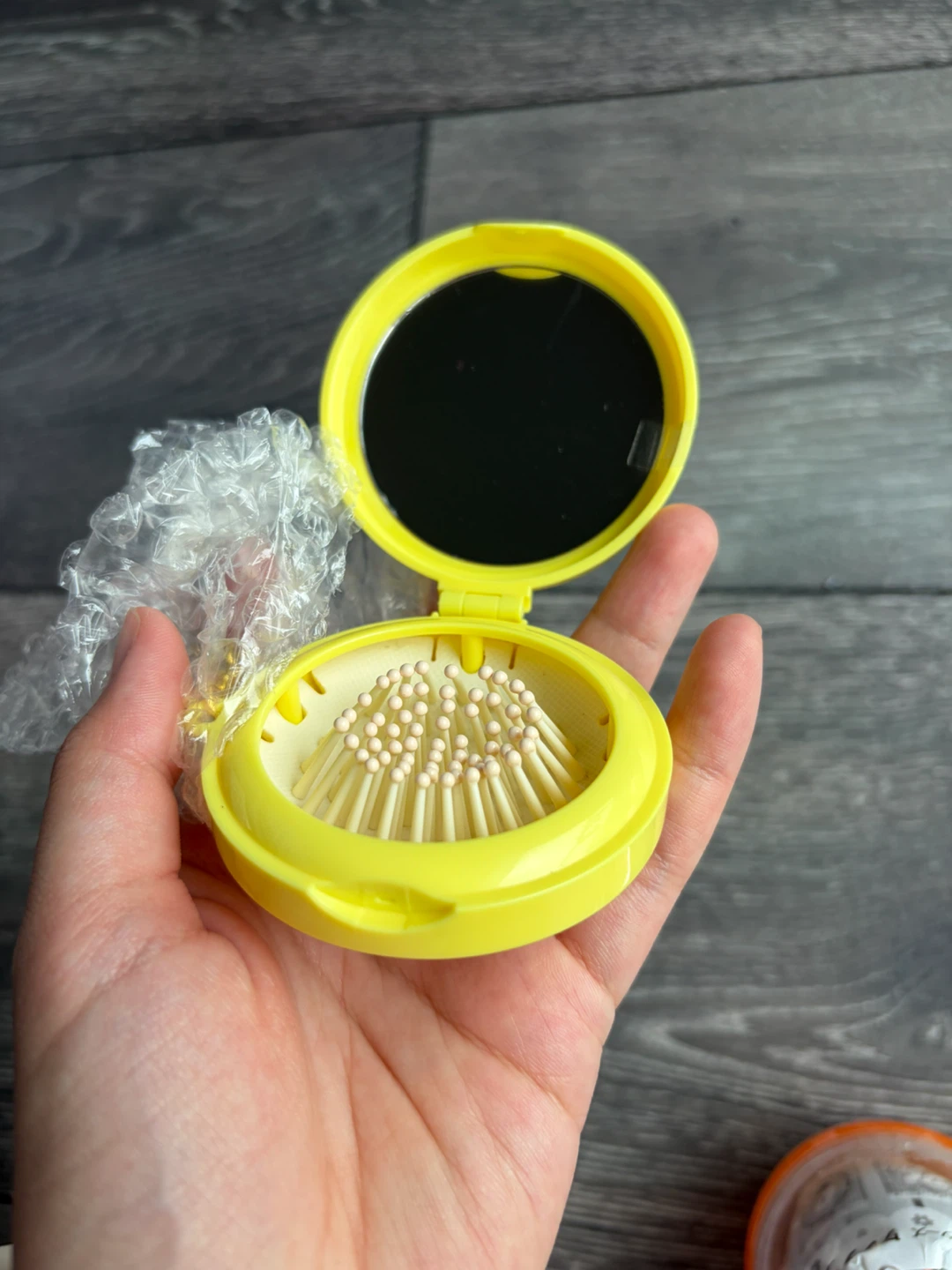 Sanrio Characters Gudetama Compact Mirror Brush - photo 2