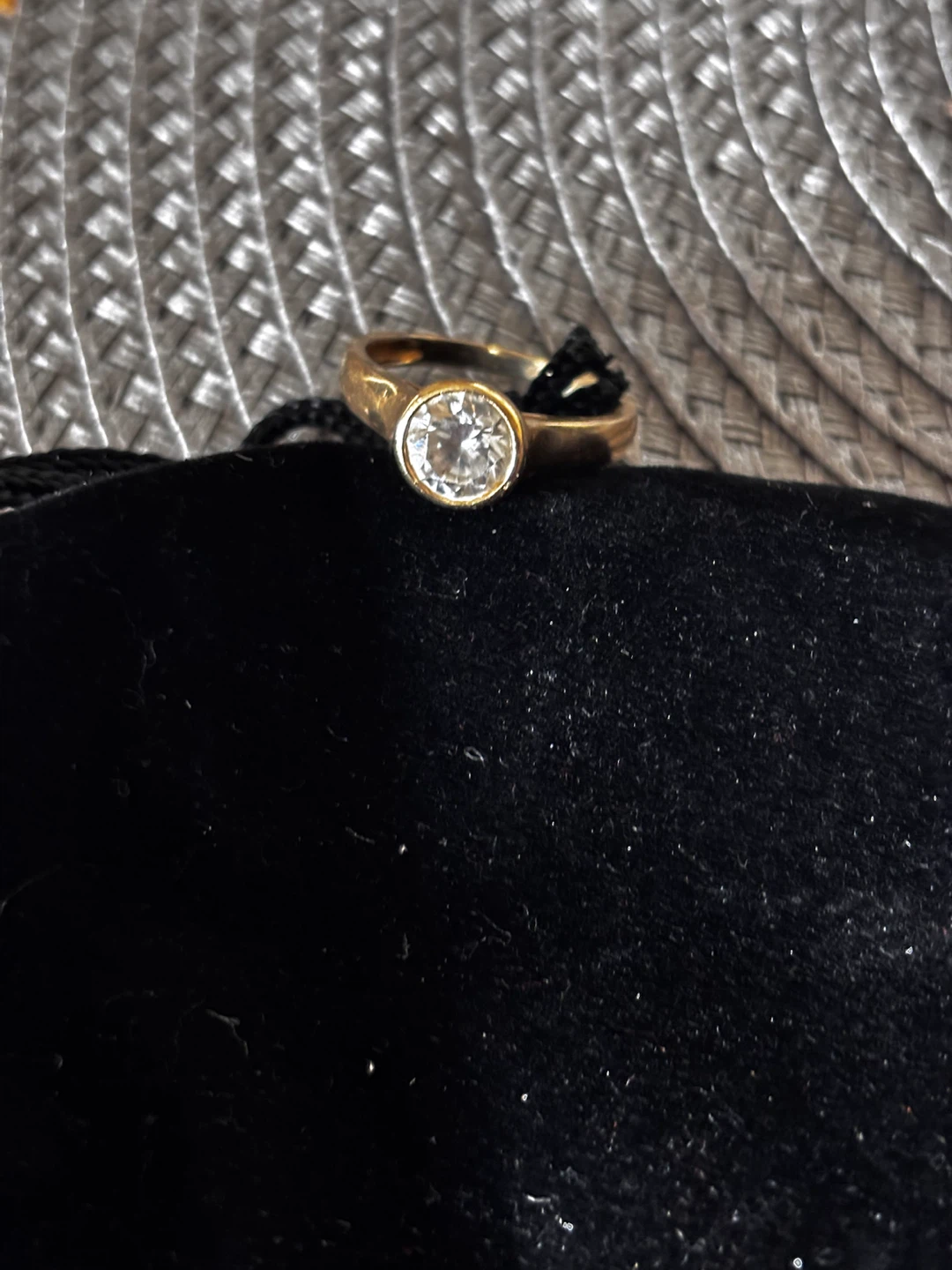 10K Gold ring with clear stone/Diamonelle - photo 2
