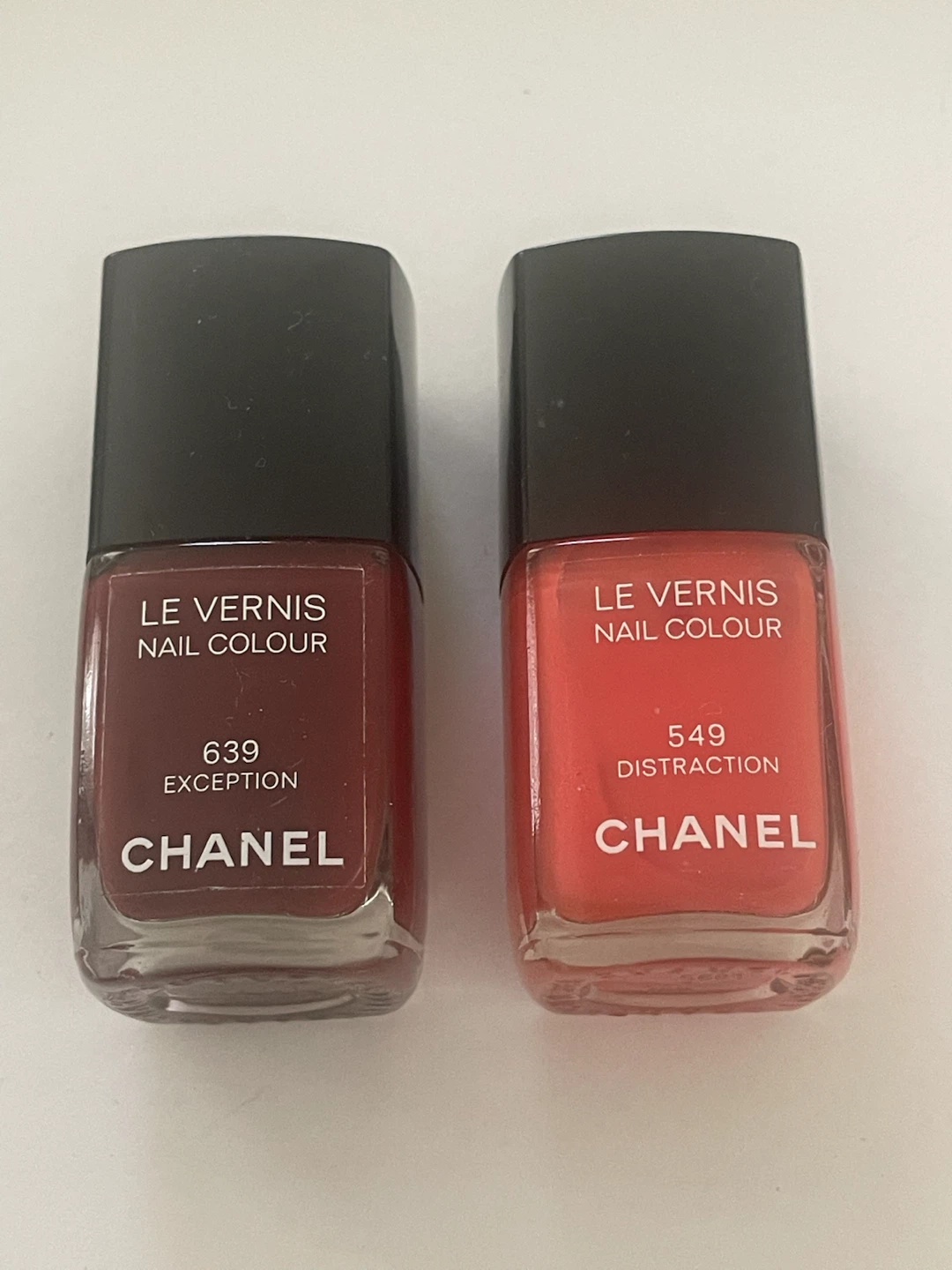 Chanel Le Vernis Nail Colour 639 Exception & 549 Distraction