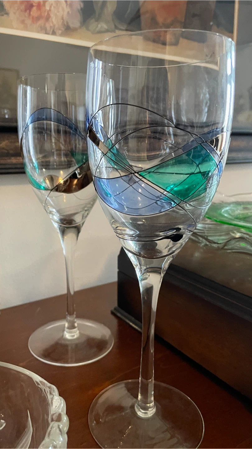 Set of 2 decorative wine glasses