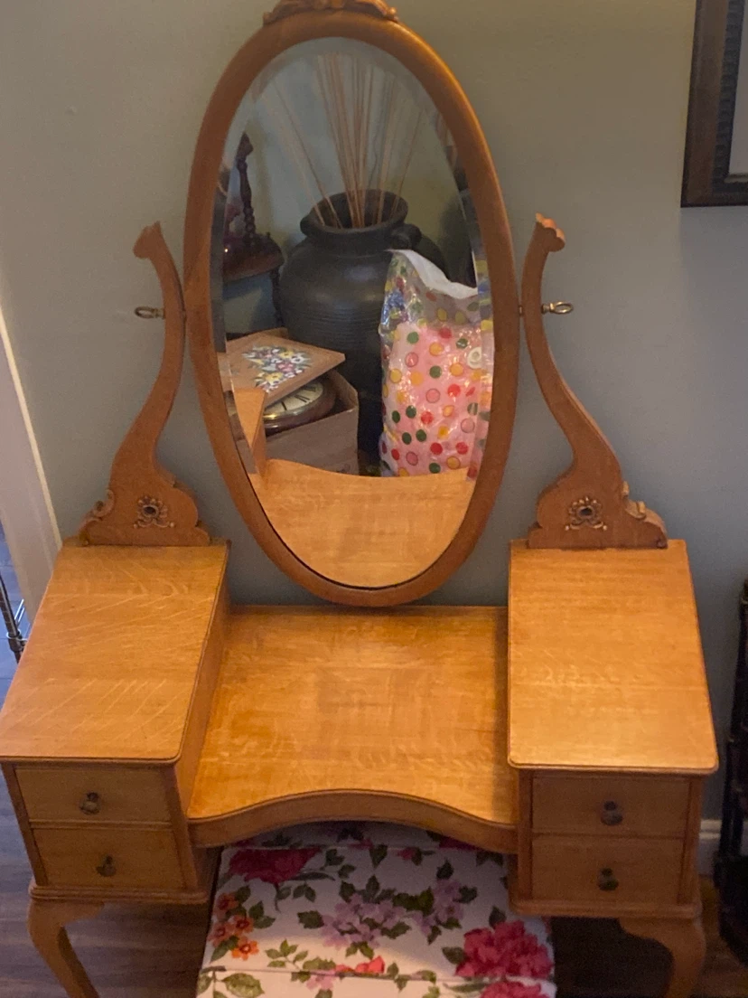 Antique Makeup Dresser - photo 2