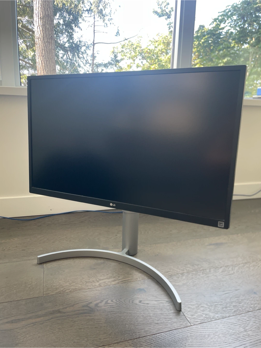 LG 27UL550-W Monitor