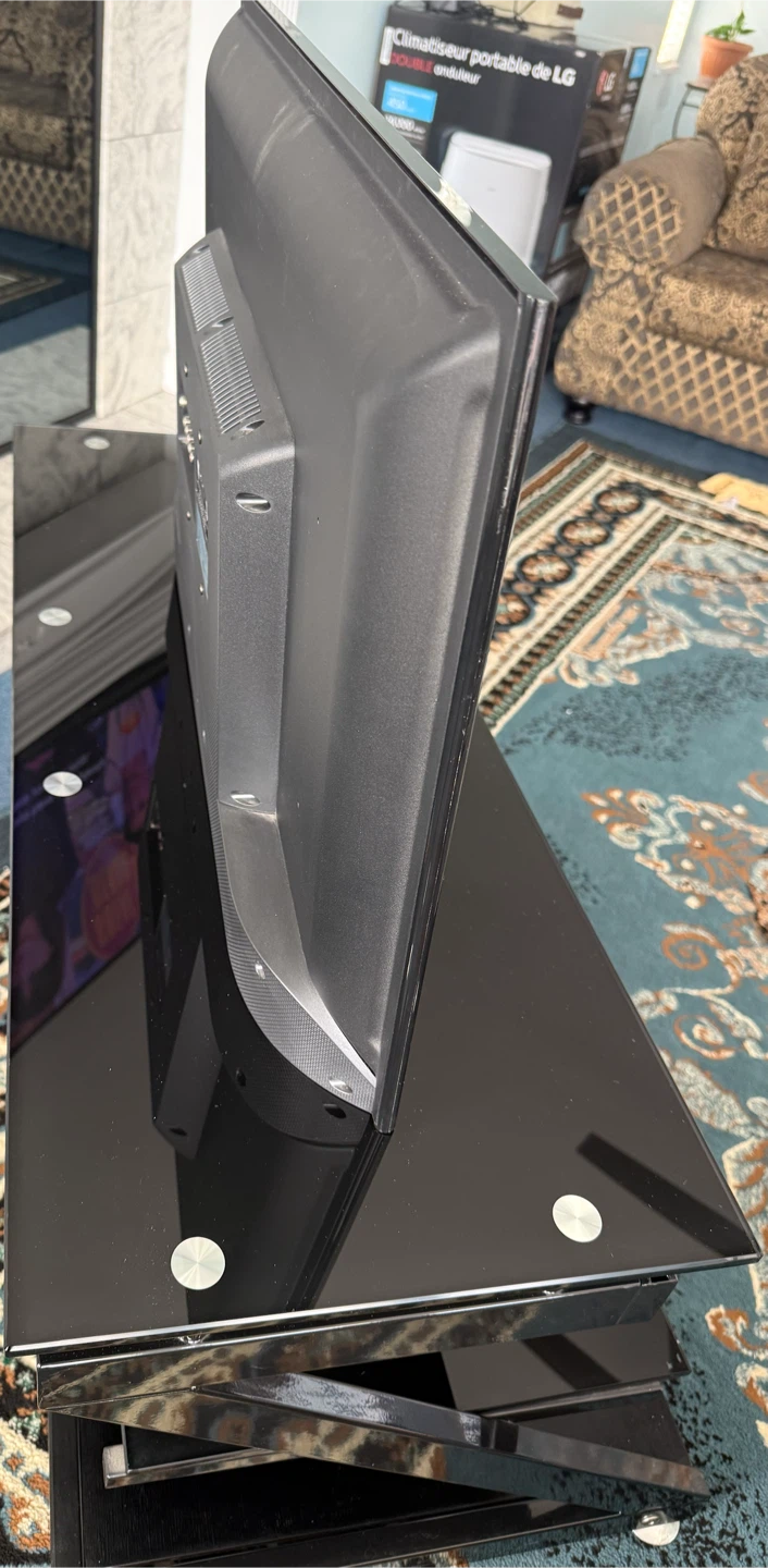 Insignia 32" LED TV with TV stand. - photo 2