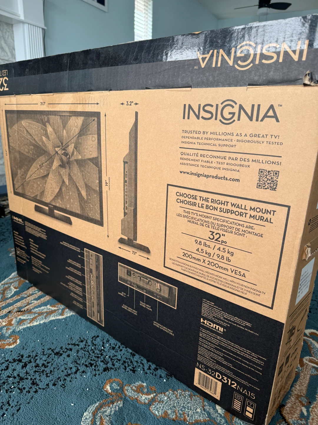 Insignia 32" LED TV with TV stand. - photo 5