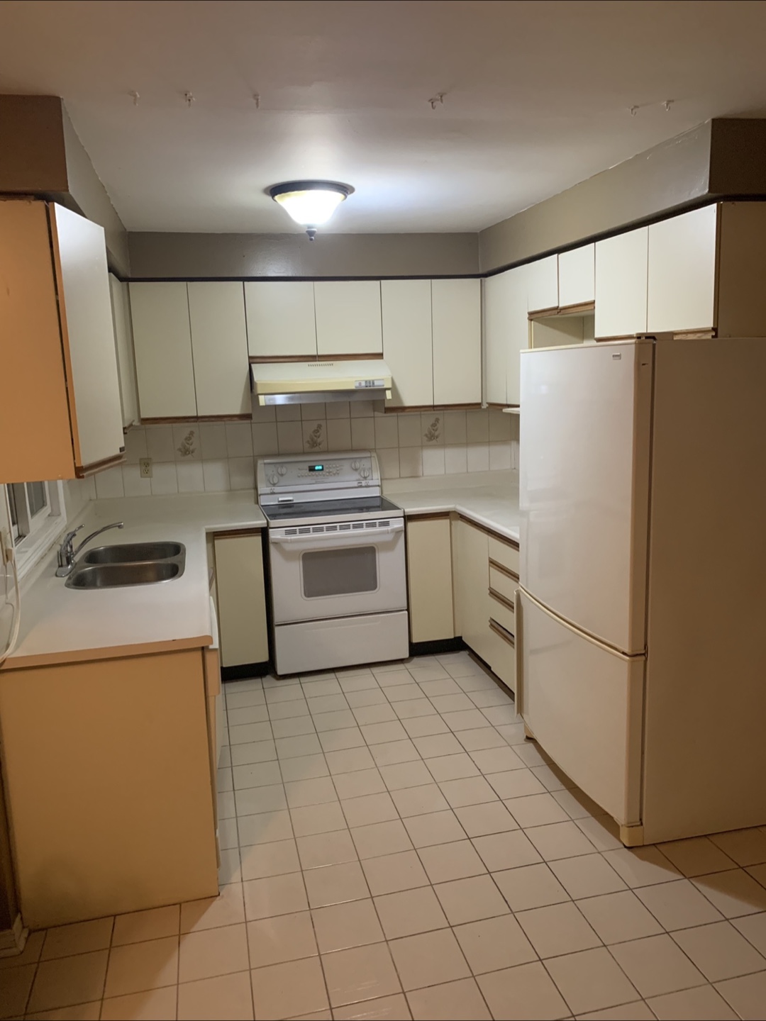 Room for Rent in Upper Level House Available Dixe/Queen