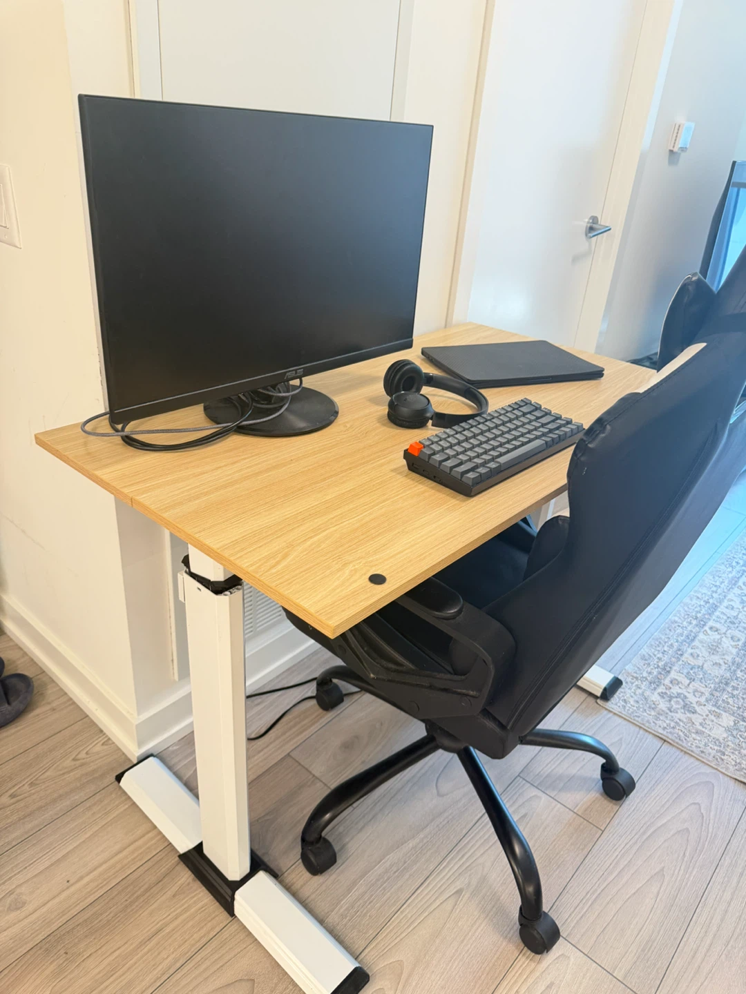 Work desk adjustable with motor