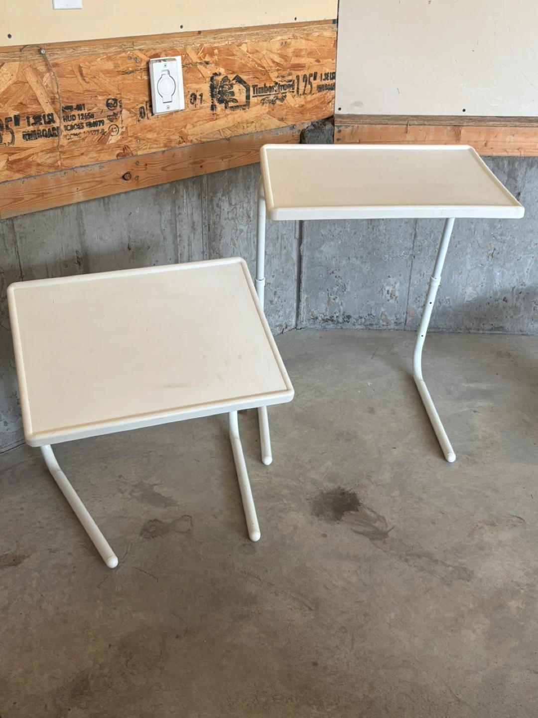 Set of 2 White Tray Tables - photo 2