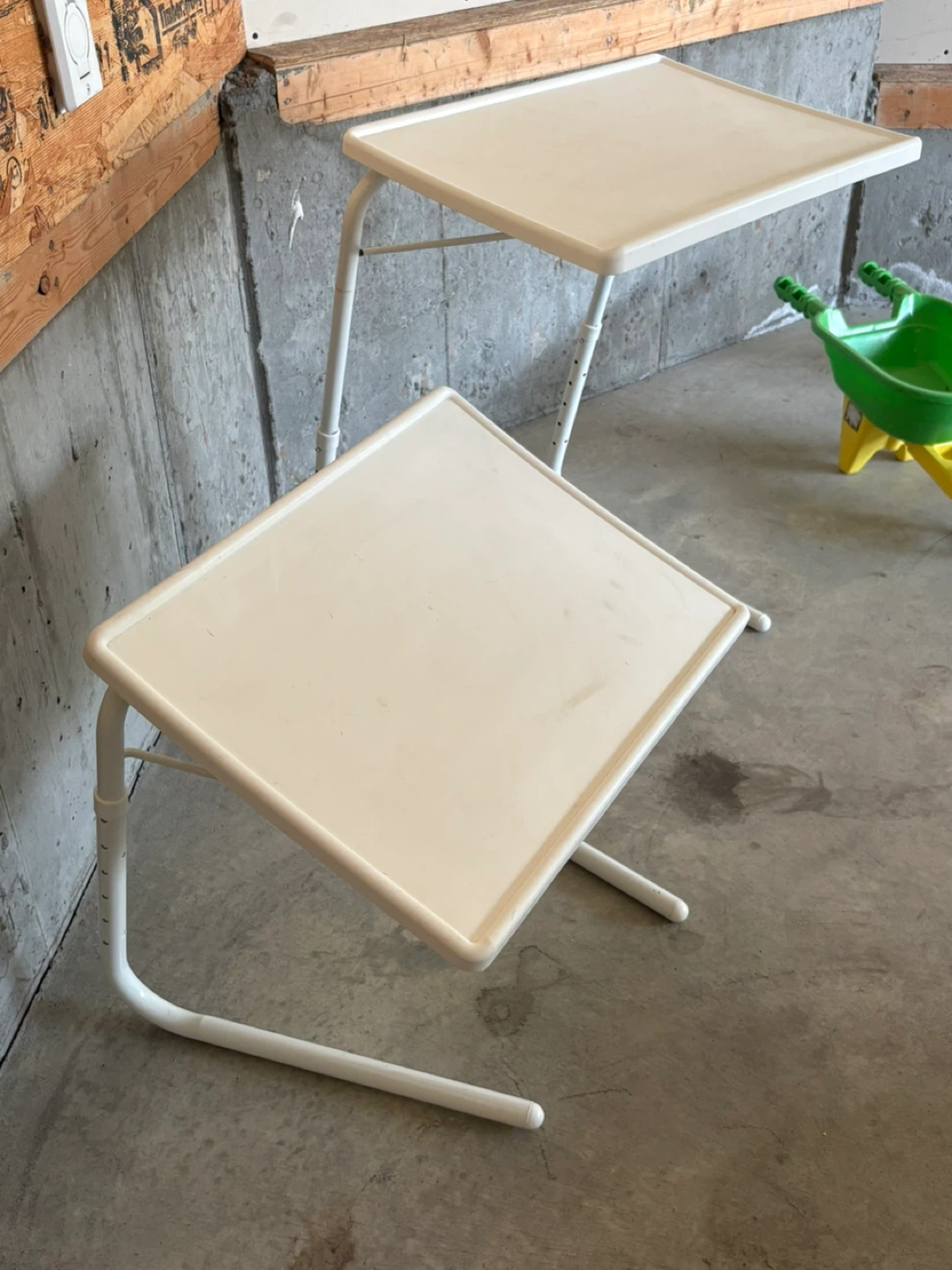 Set of 2 White Tray Tables - photo 3