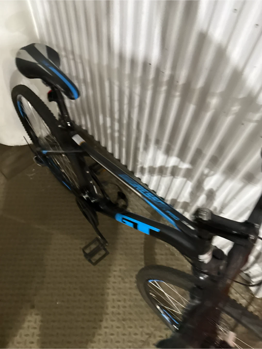 Spanking new GT aggressor pro Mountain Bike size large - photo 2
