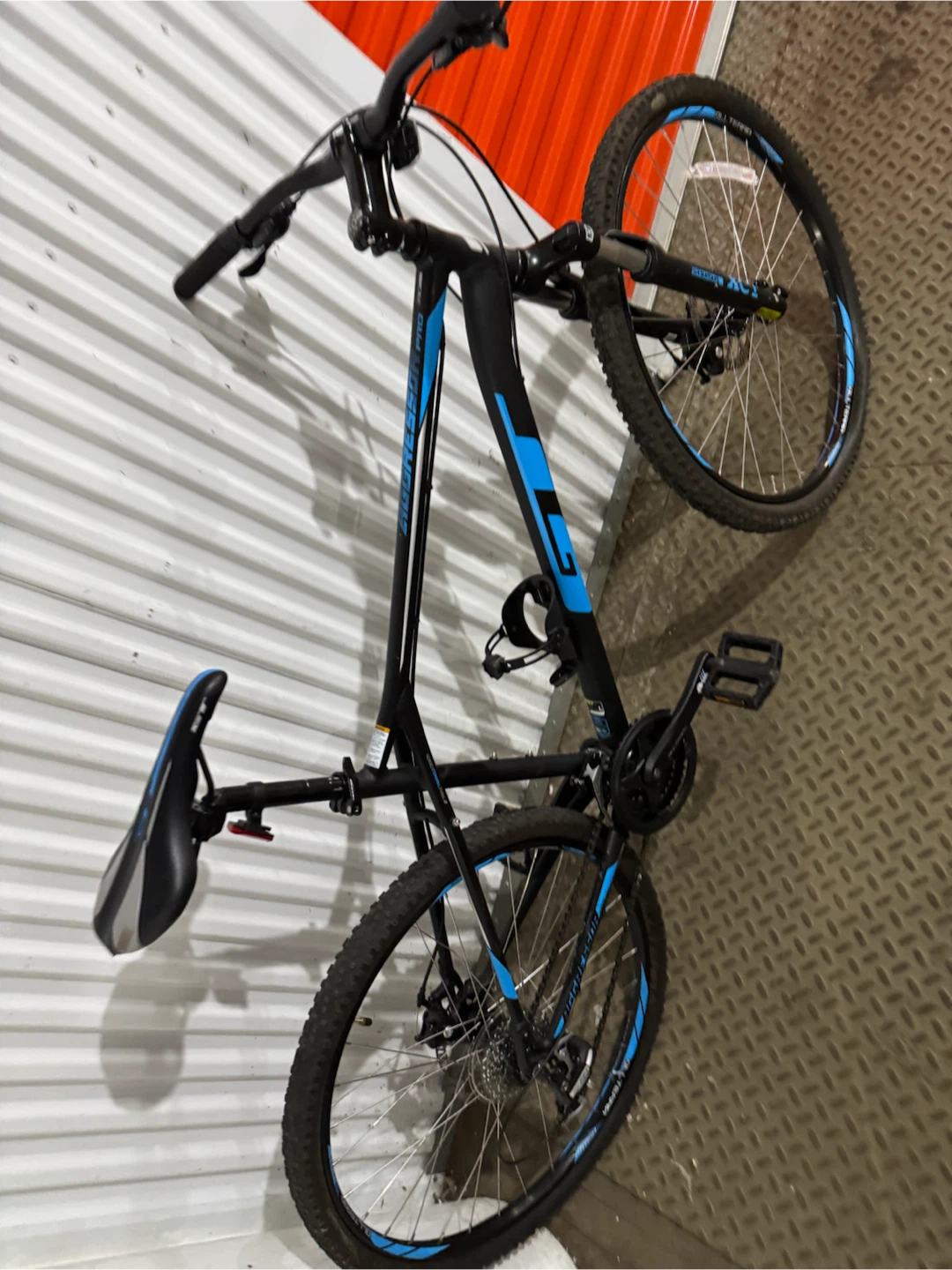 Spanking new GT aggressor pro Mountain Bike size large - photo 3