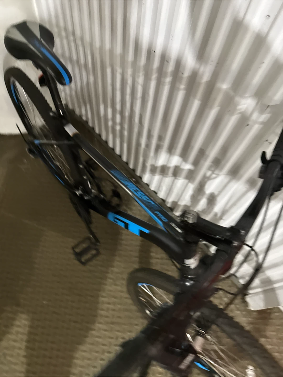 Spanking new GT aggressor pro Mountain Bike size large - photo 4