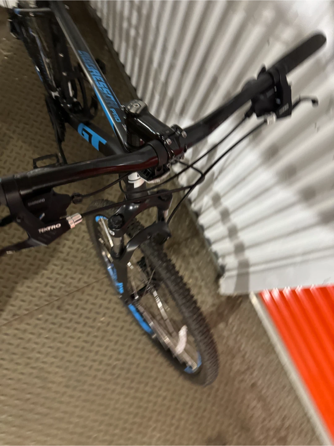 Spanking new GT aggressor pro Mountain Bike size large - photo 5