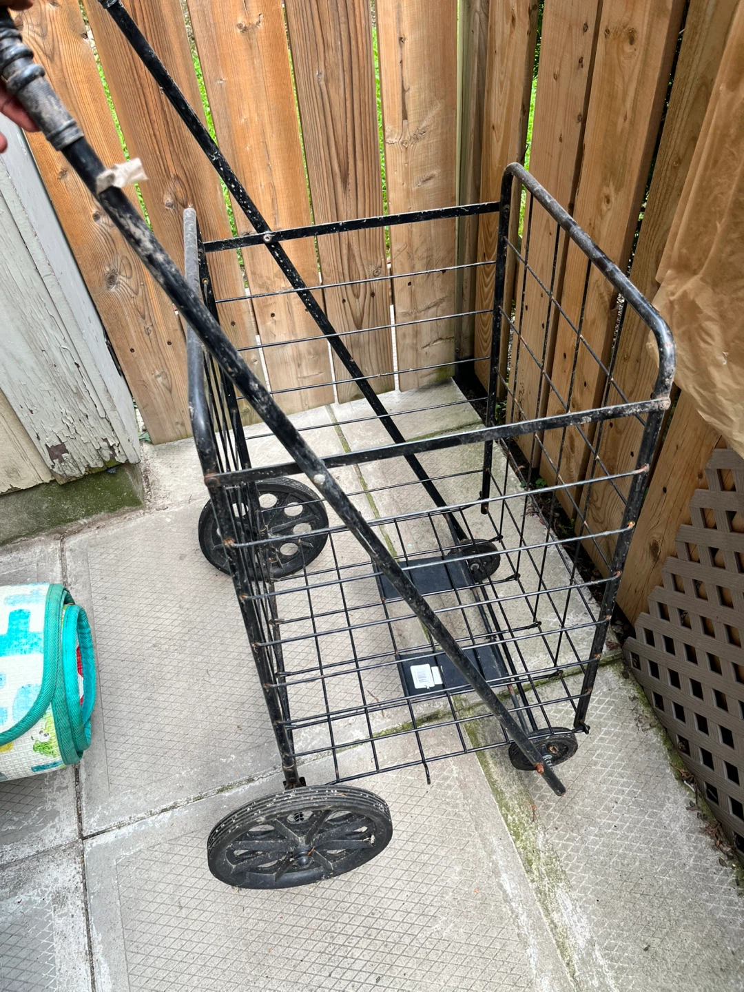 Move out sale !! Black Metal Rolling Shopping Cart - photo 3