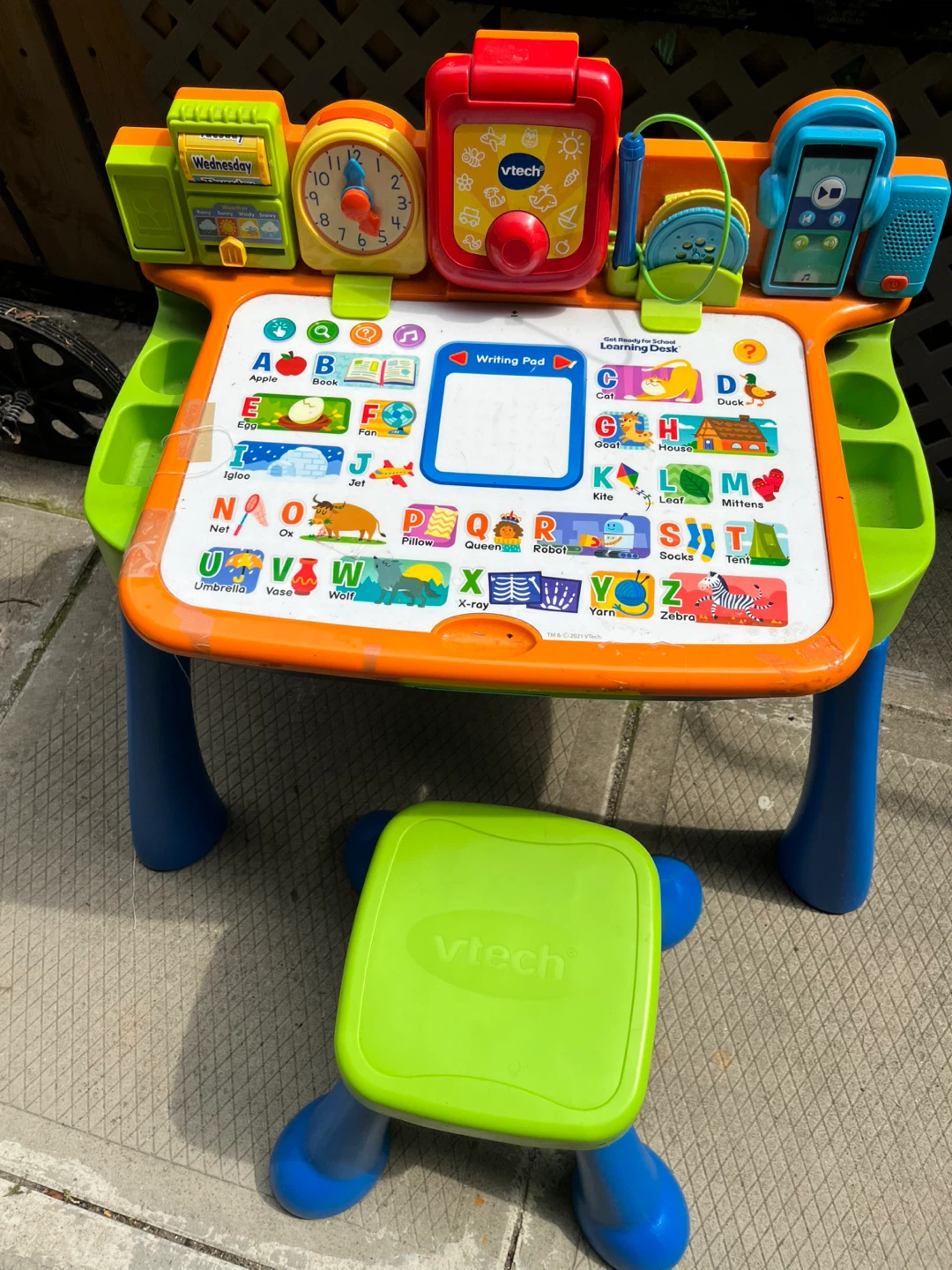 Move out sale !! VTech Smart Happy Learning Desk