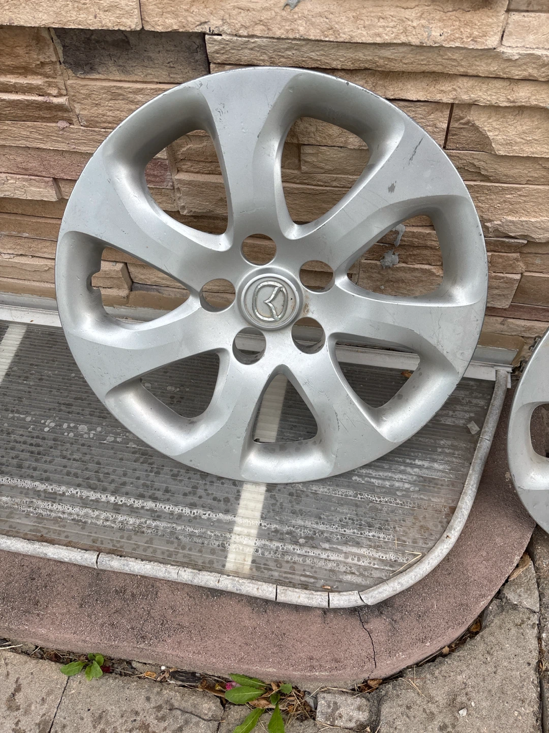 Set of 4 Mazda Hubcaps - photo 2