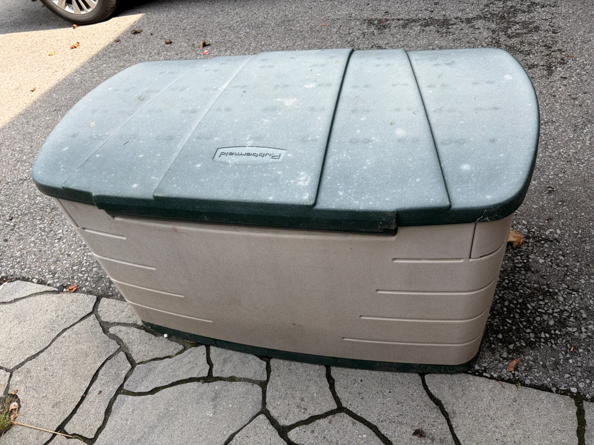 Rubbermaid Outdoor Storage Deck Box - photo 2
