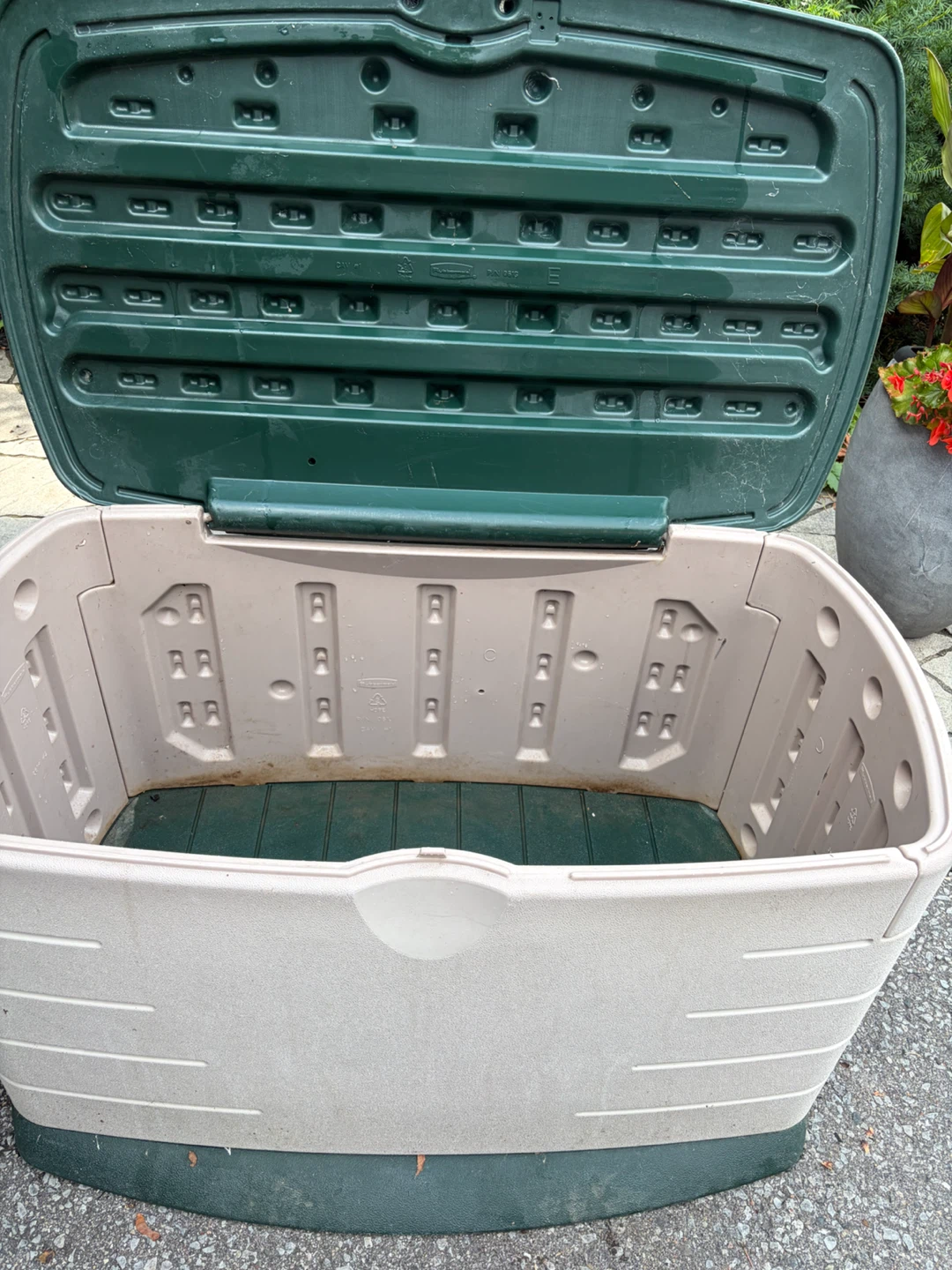 Rubbermaid Outdoor Storage Deck Box - photo 4