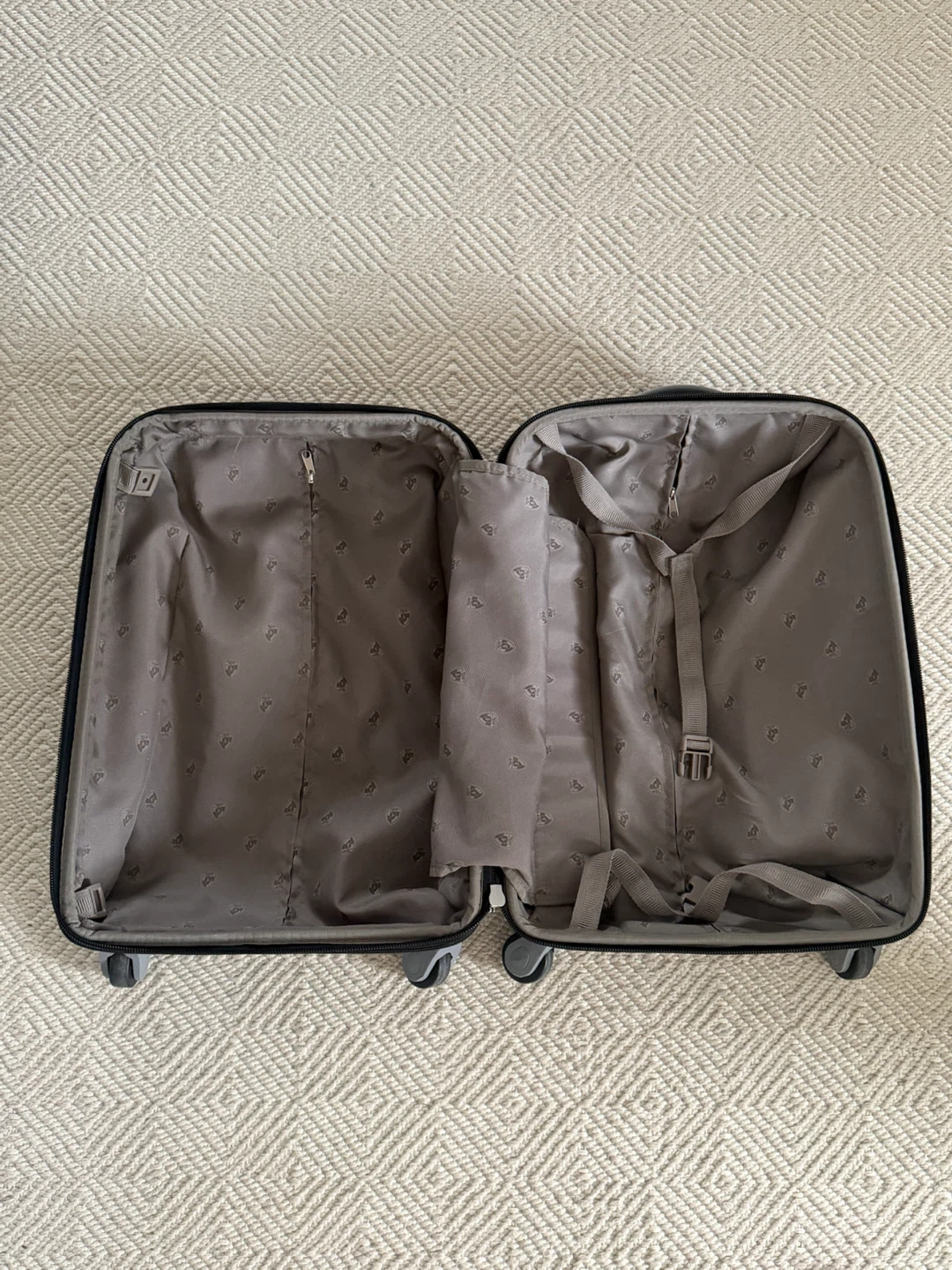 HEYS Black Rolling Suitcase- used 3 times - photo 4