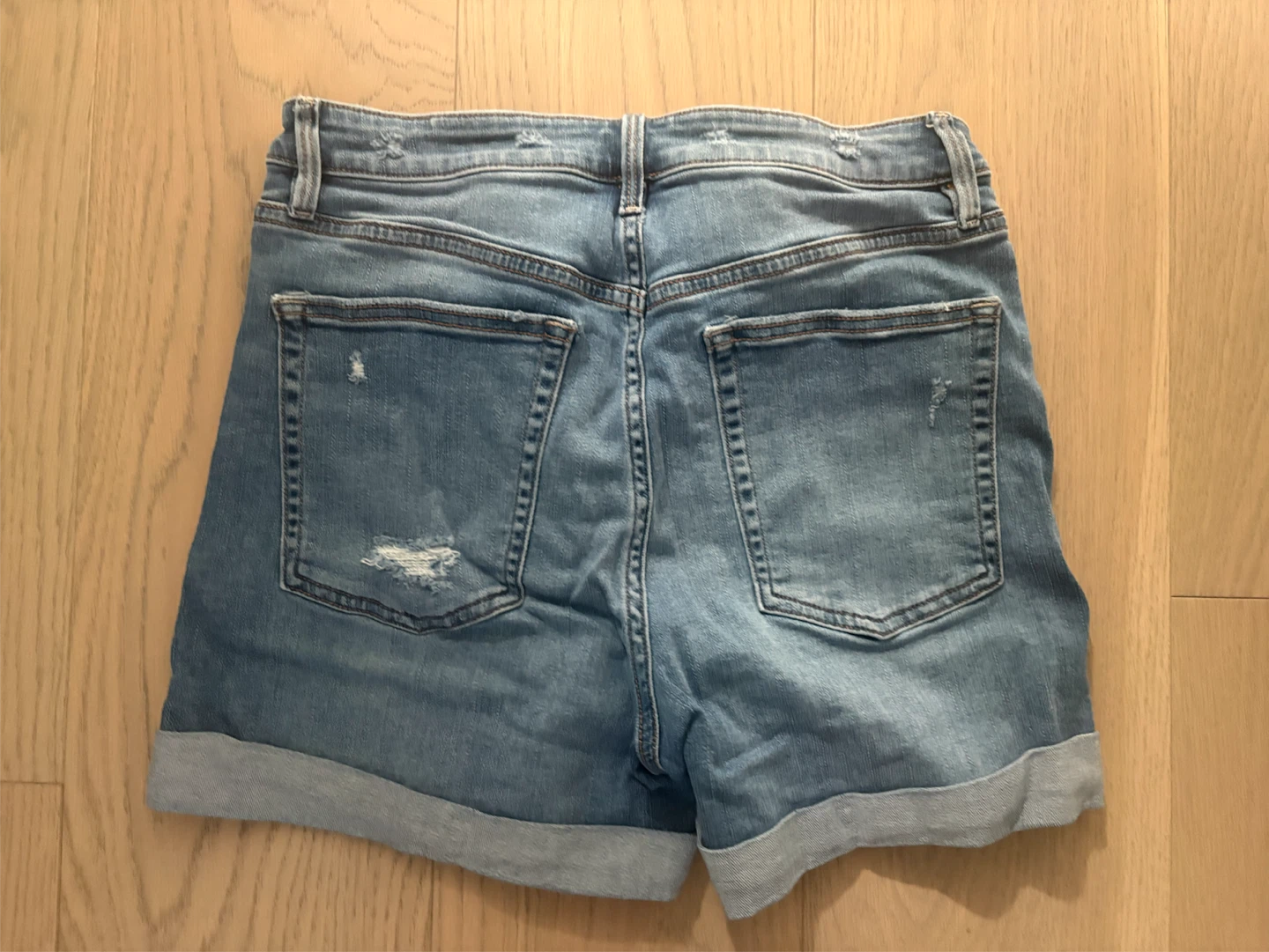R Jeans High Rise Distressed Denim Shorts Size 28 - photo 3