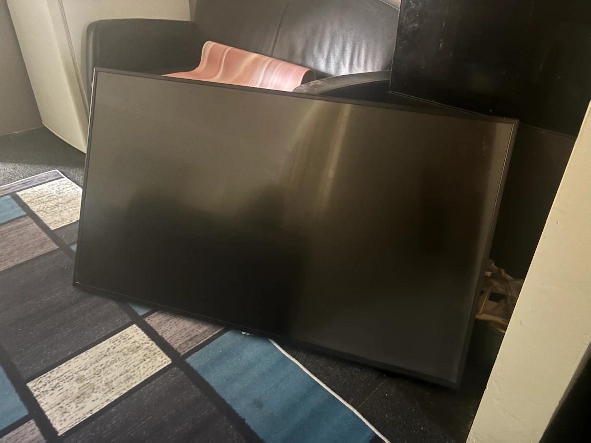 62 inches LG Black Television - photo 3