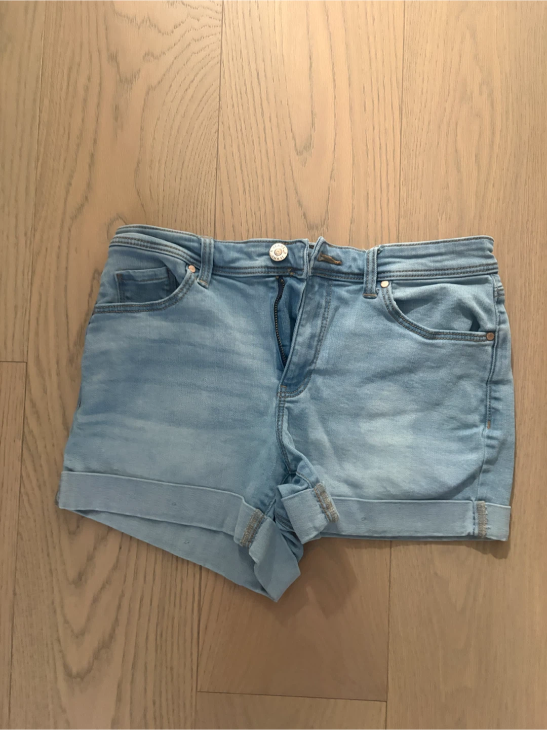 Reitmans Light Wash Denim Shorts Size 28