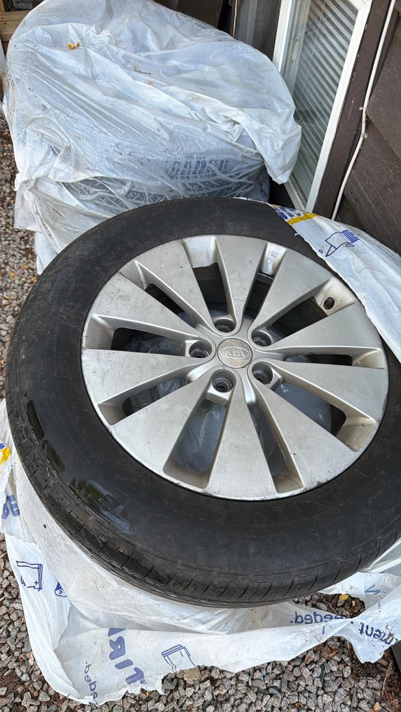 Kia OEM Alloy Wheel with Tire